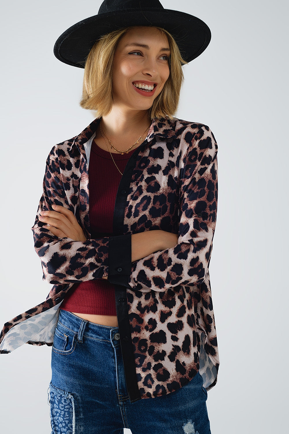 camisa de leopardo com detalhe em cetim preto