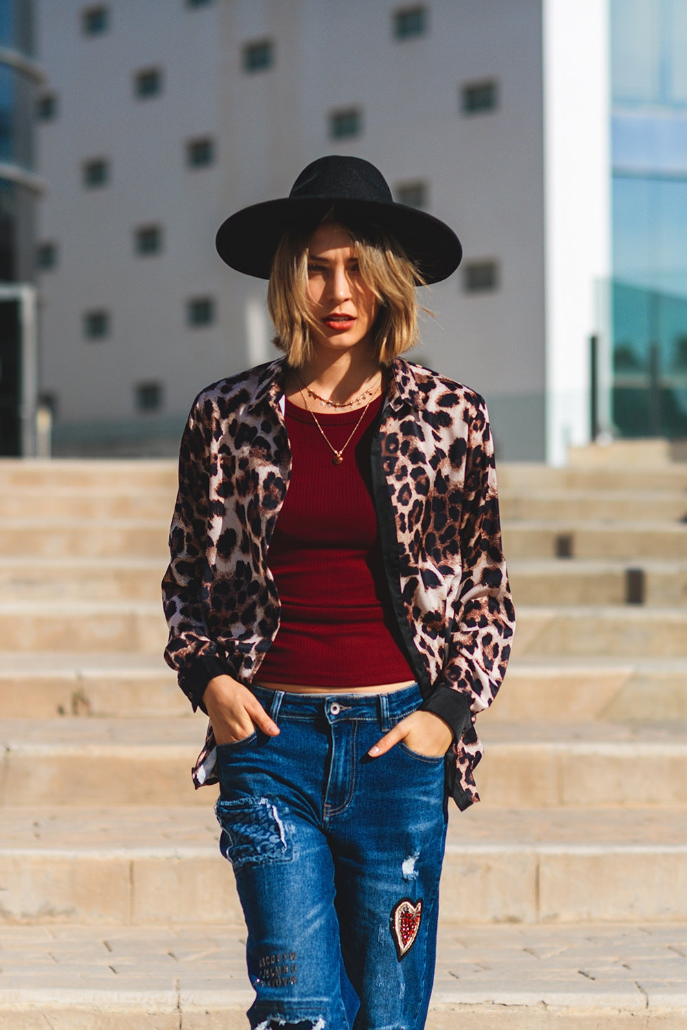 camisa de leopardo com detalhe em cetim preto