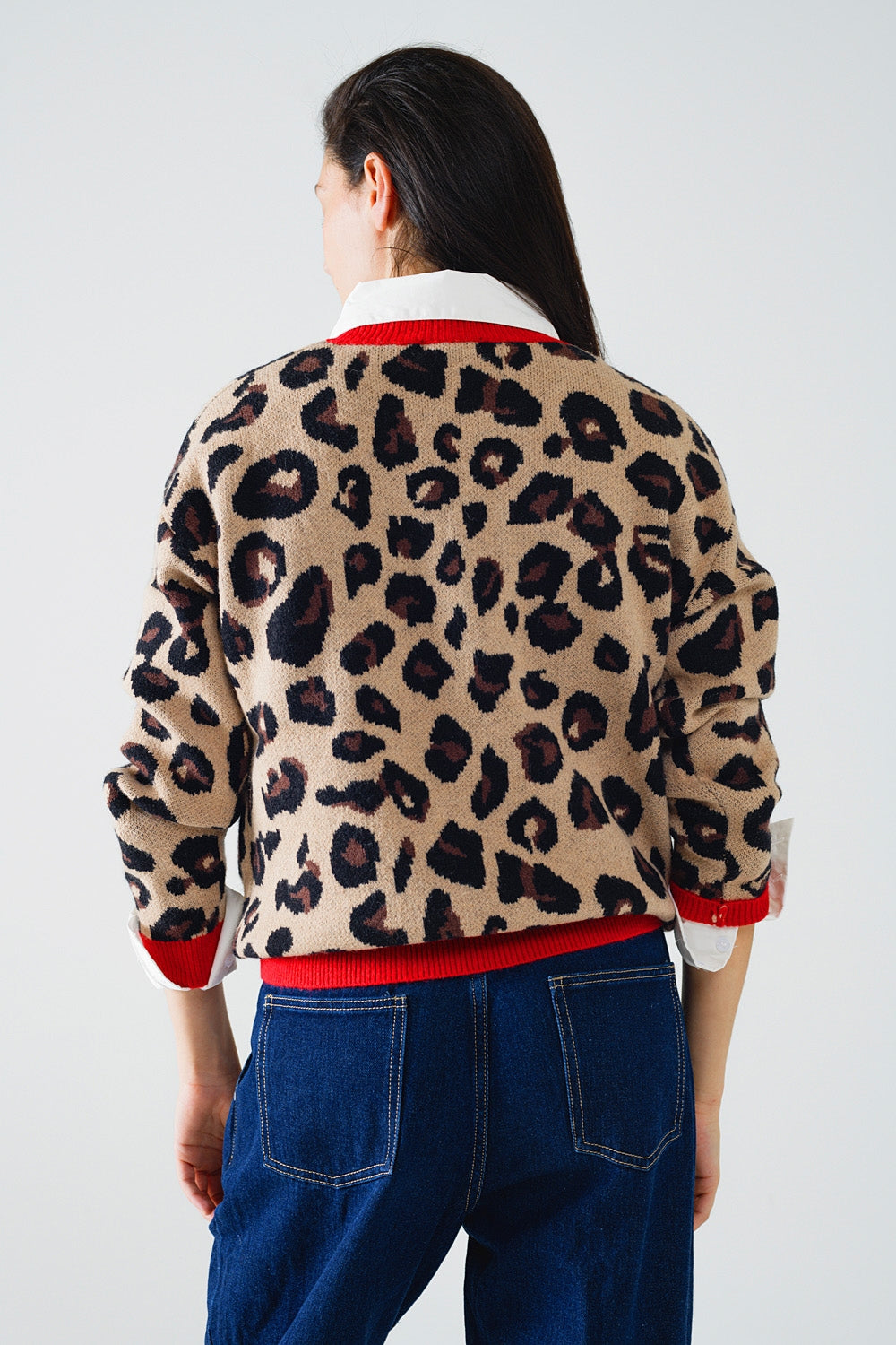 Camisola de leopardo com detalhe vermelho na gola e nas mangas