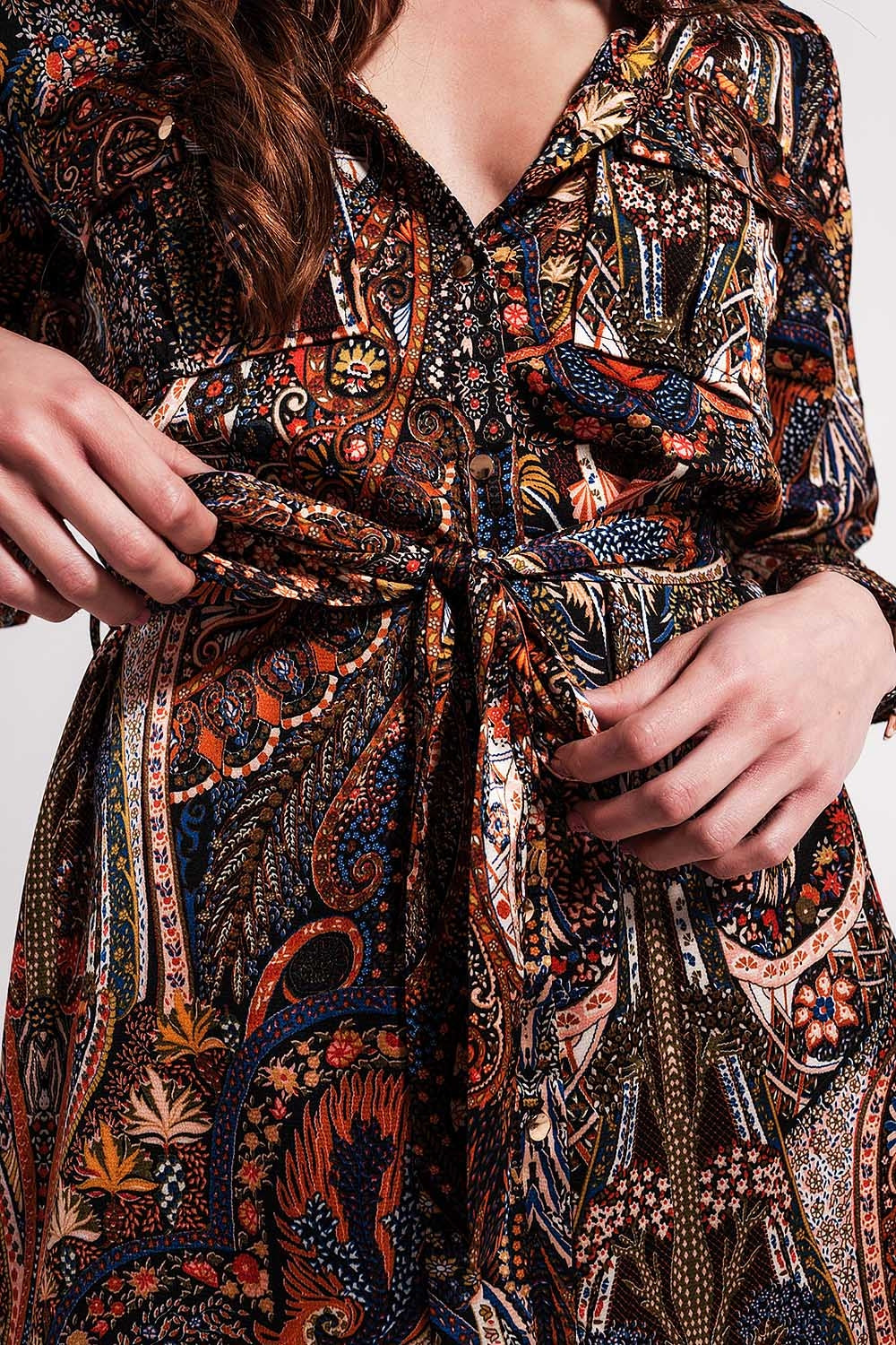 Vestido curto de manga comprida com estampado paisley em preto