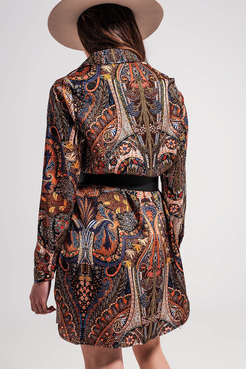 Vestido curto de manga comprida com estampado paisley em preto