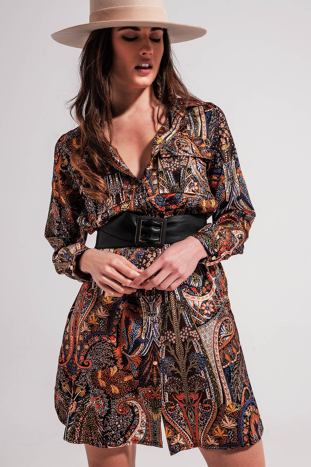 Vestido curto de manga comprida com estampado paisley em preto