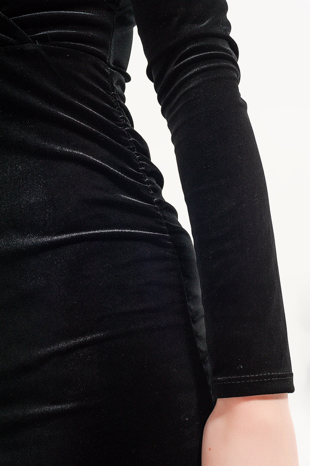 Vestido midi de veludo de manga comprida em preto