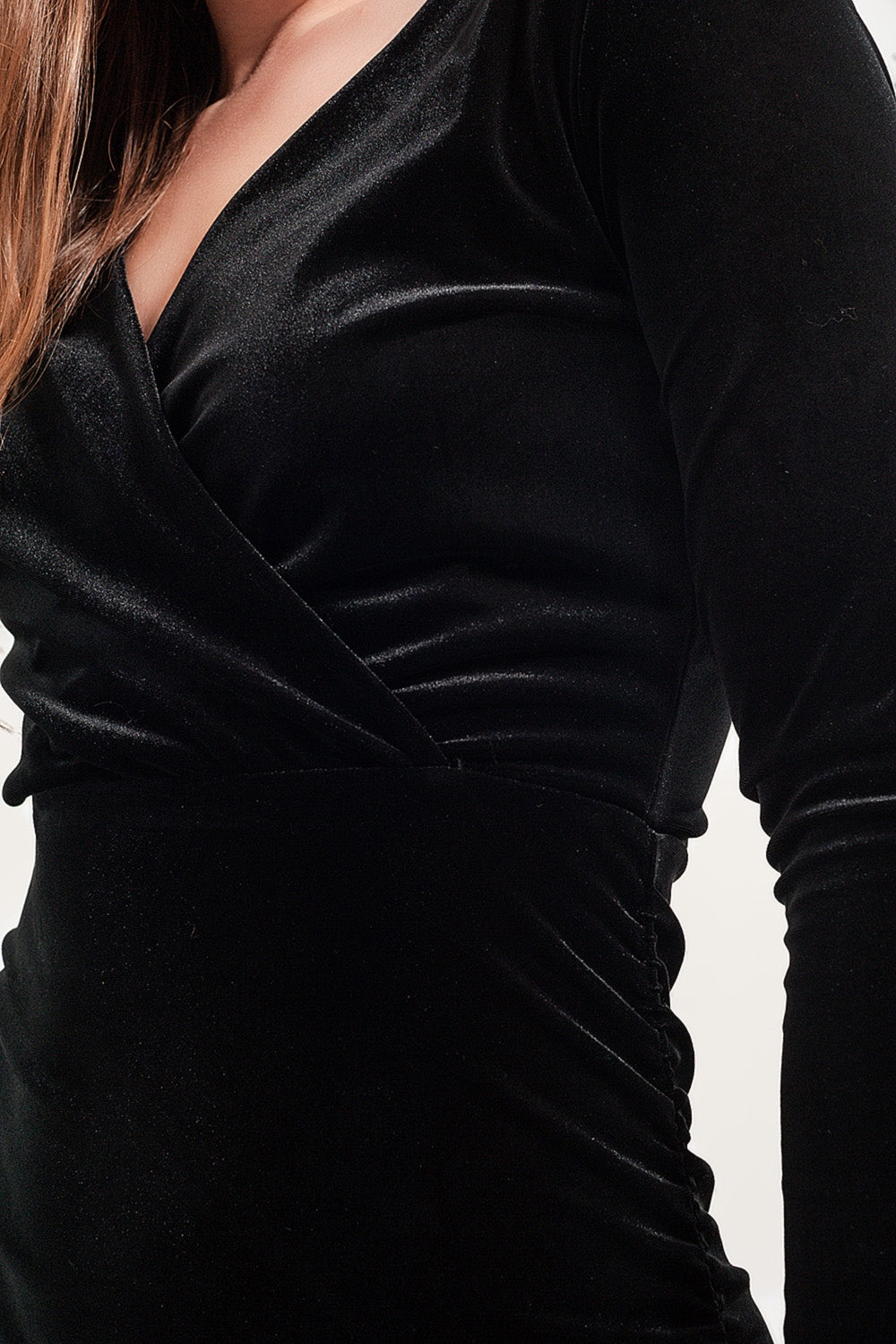 Vestido midi de veludo de manga comprida em preto