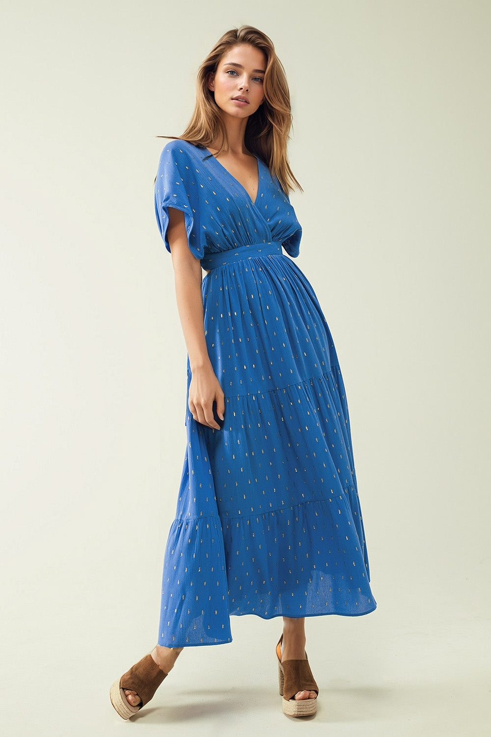 vestido comprido azul solto com detalhes dourados