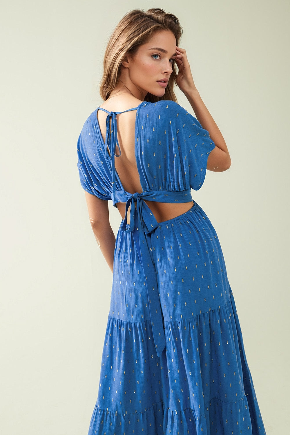 vestido comprido azul solto com detalhes dourados