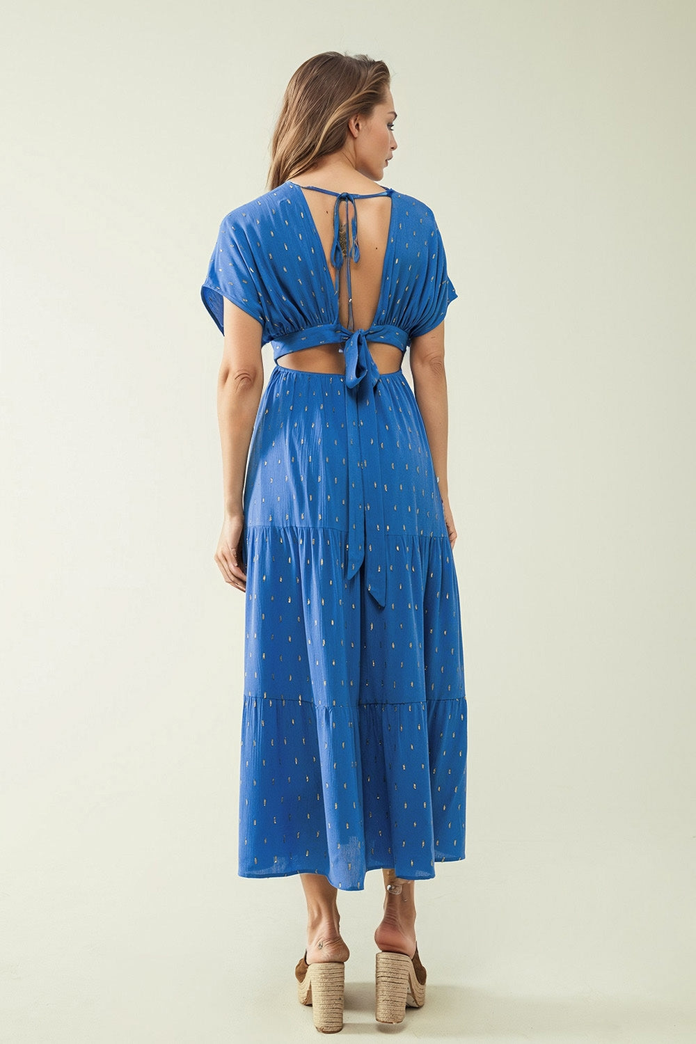 vestido comprido azul solto com detalhes dourados