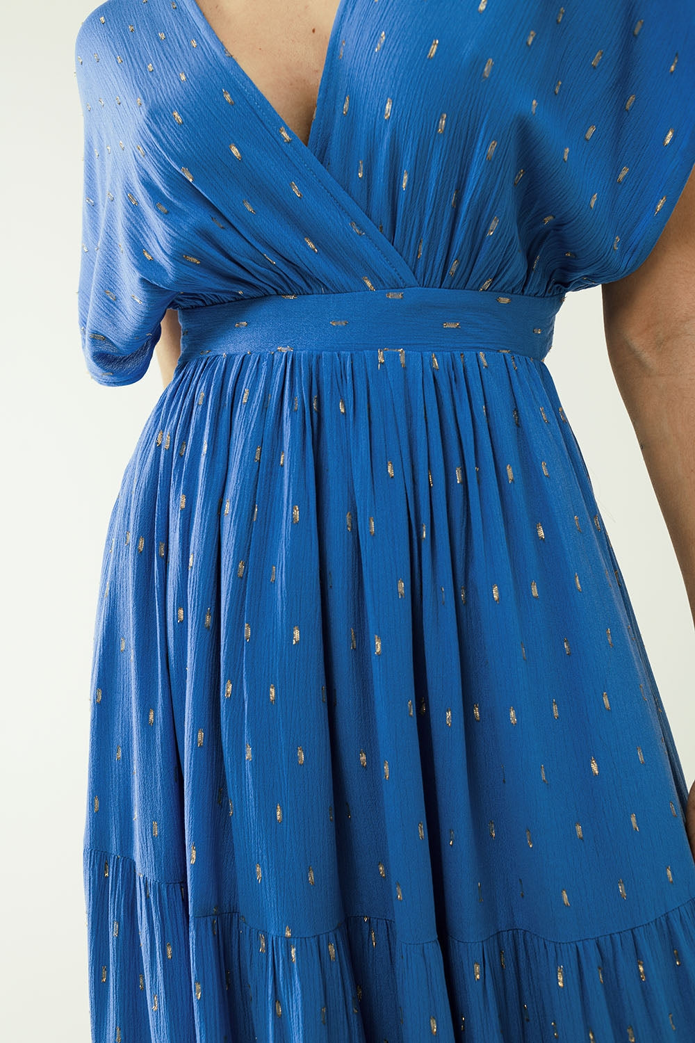 vestido comprido azul solto com detalhes dourados