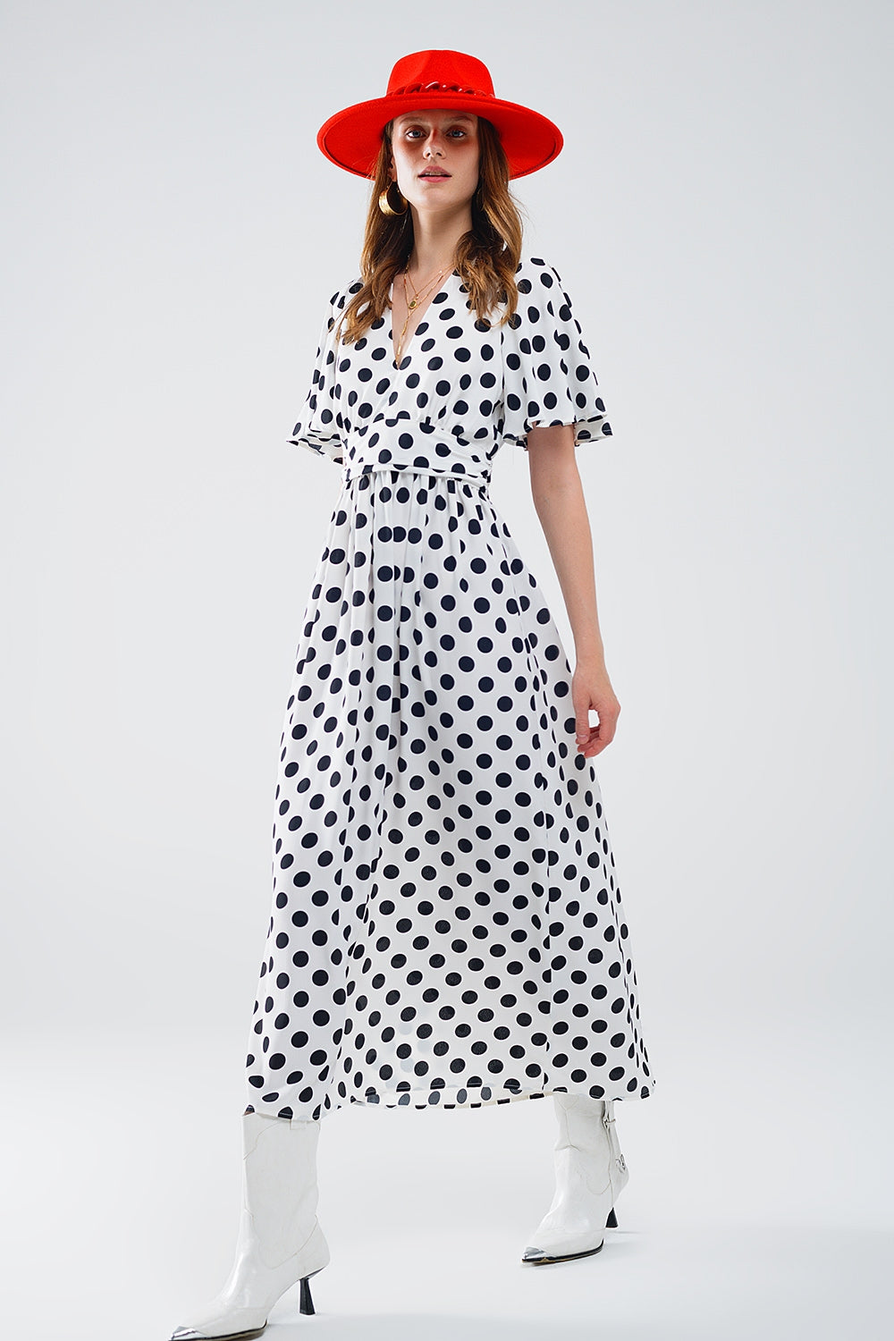 Vestido comprido às bolinhas com detalhe nas costas abertas