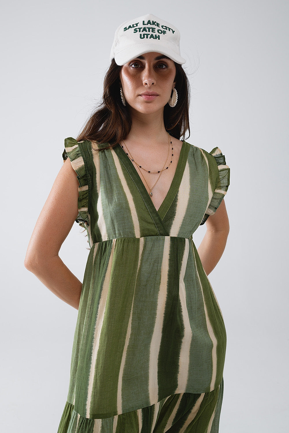Vestido comprido com decote em V e saia em camadas em verde às riscas tie-dye