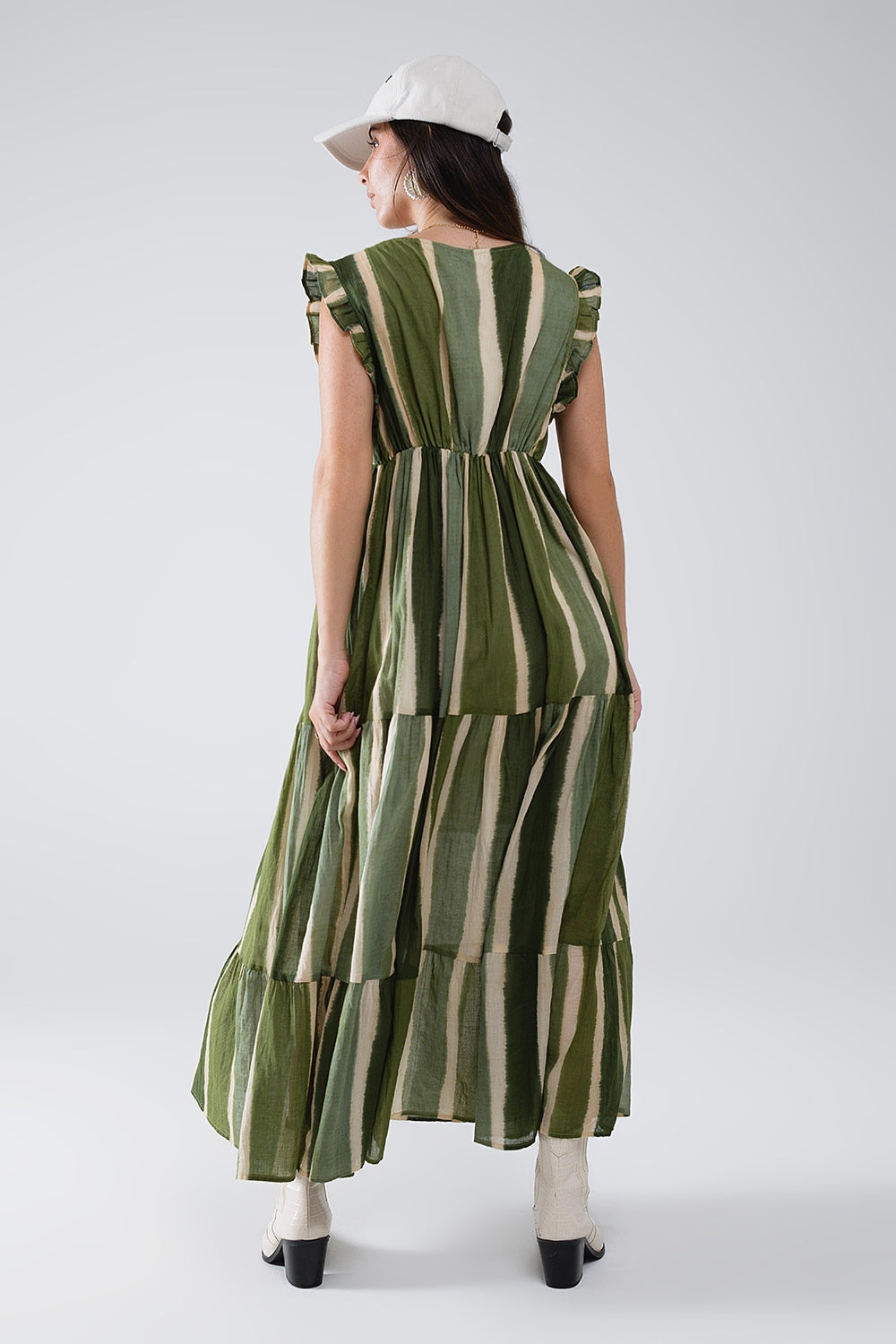 Vestido comprido com decote em V e saia em camadas em verde às riscas tie-dye
