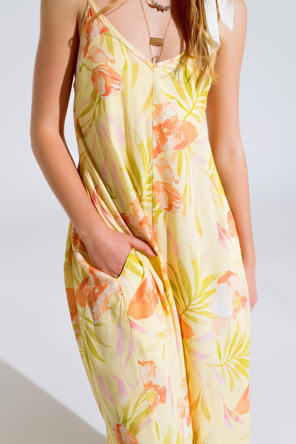 macacão comprido amarelo com estampado tropical