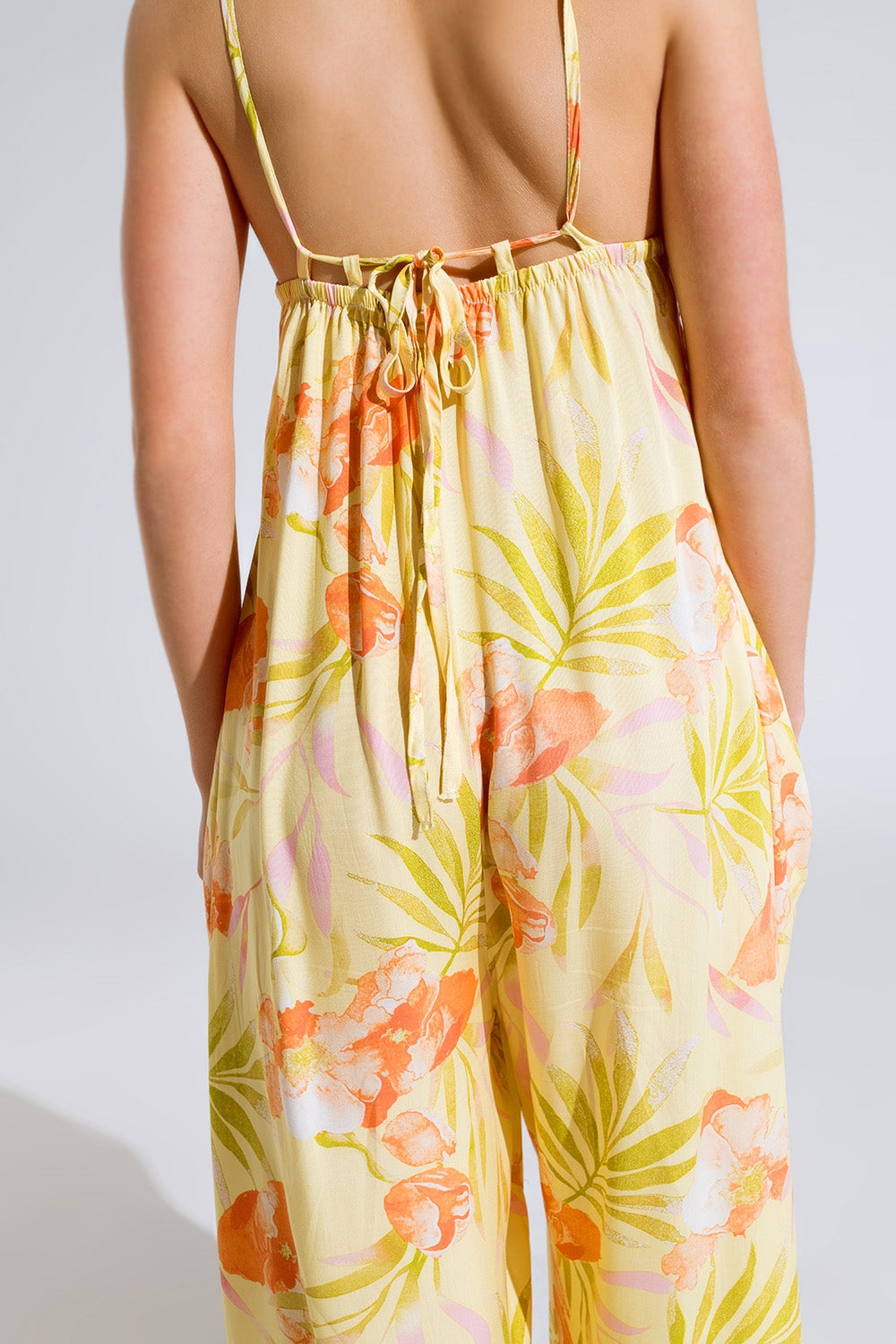 macacão comprido amarelo com estampado tropical