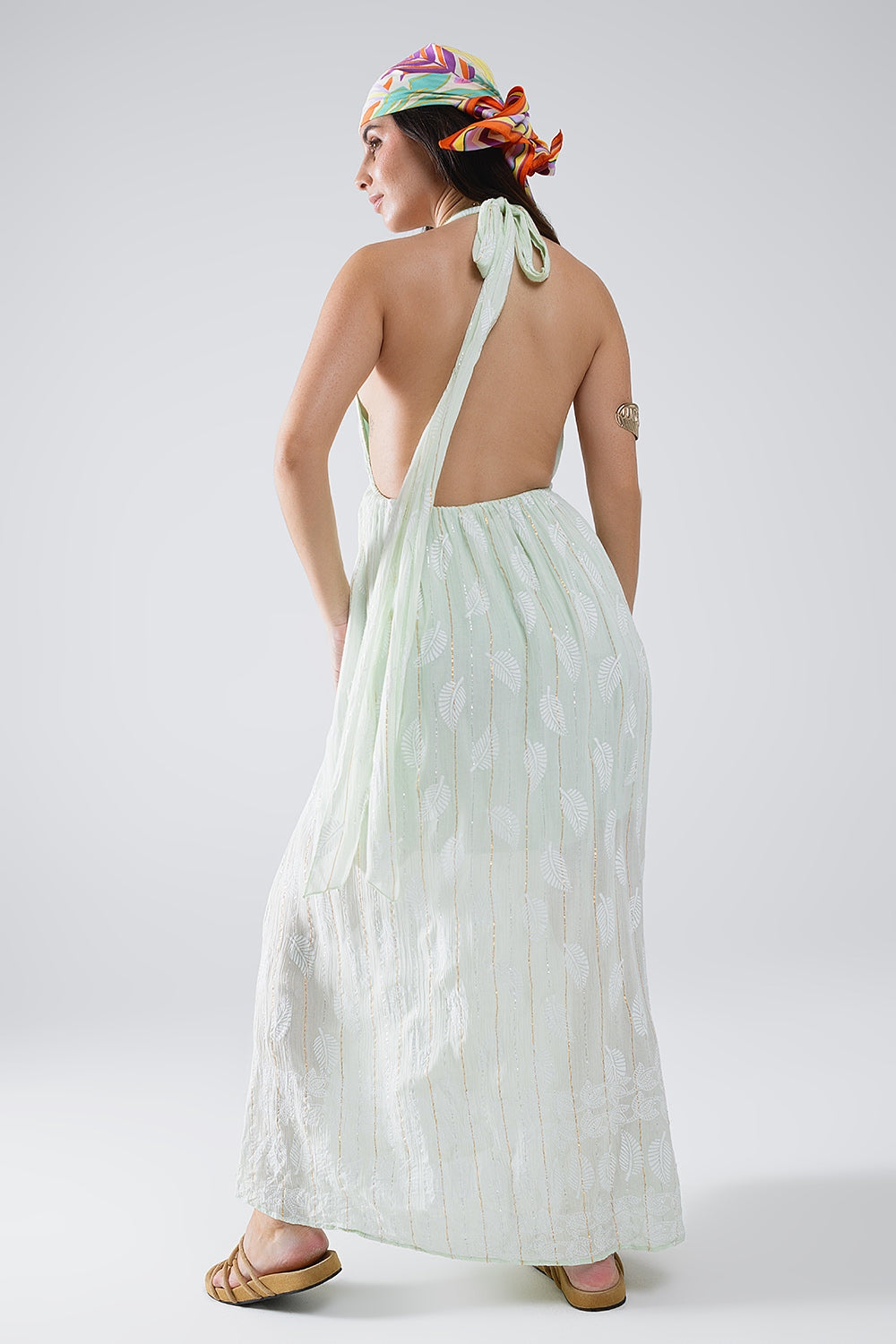 Vestido midi halter com estampado de folhas de menta e detalhes em lurex