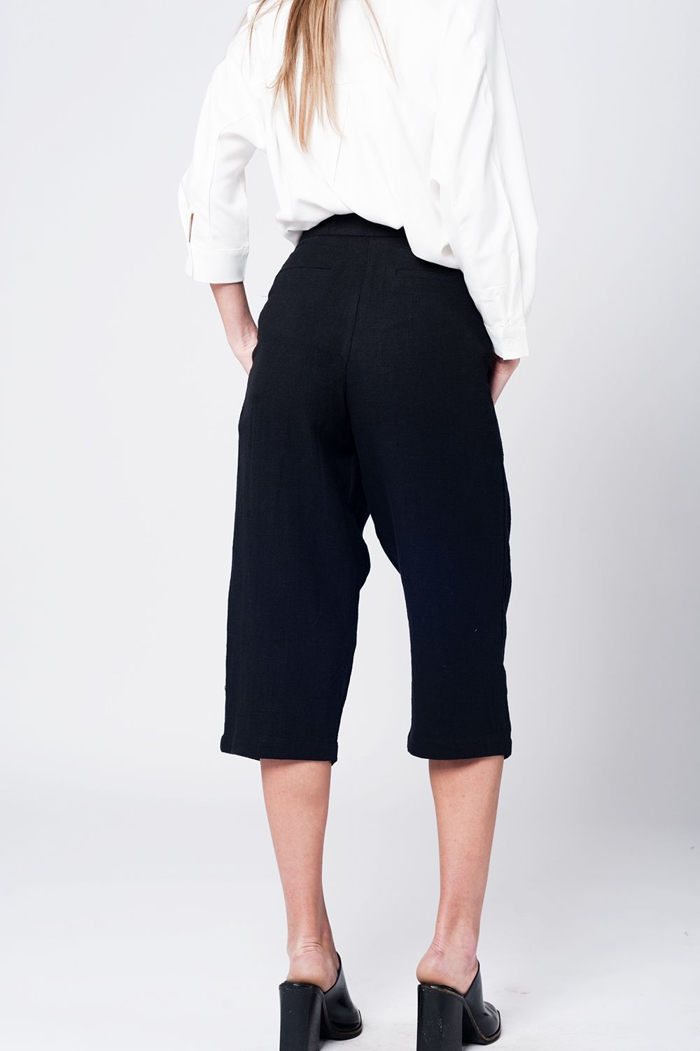 Midi linen tweezer pants in black