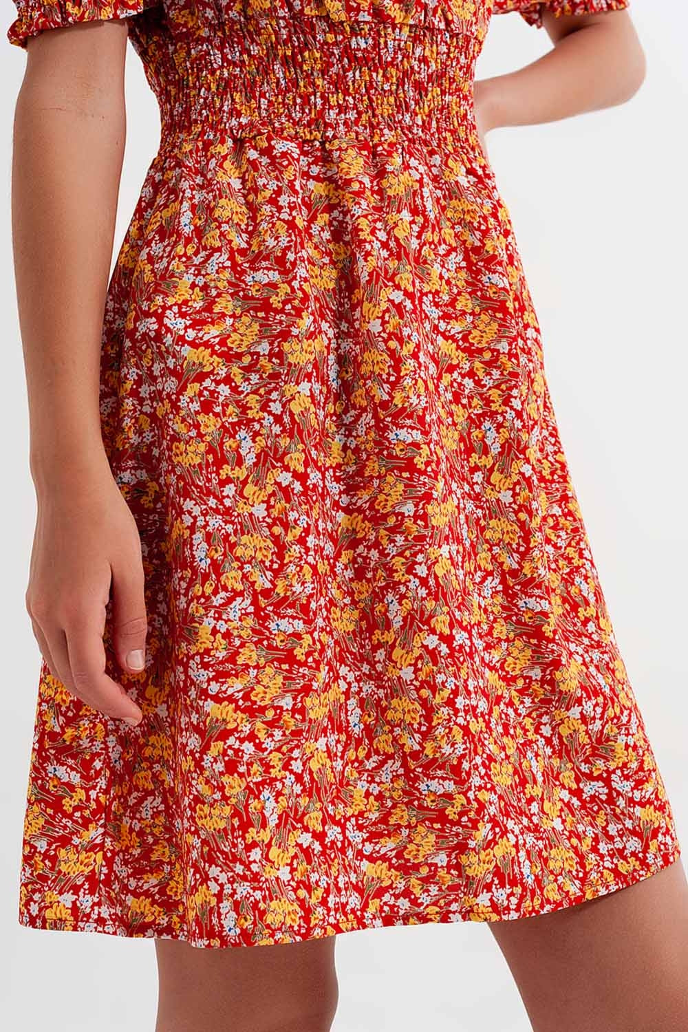 Vestido curto com detalhe franzido em estampado floral vermelho