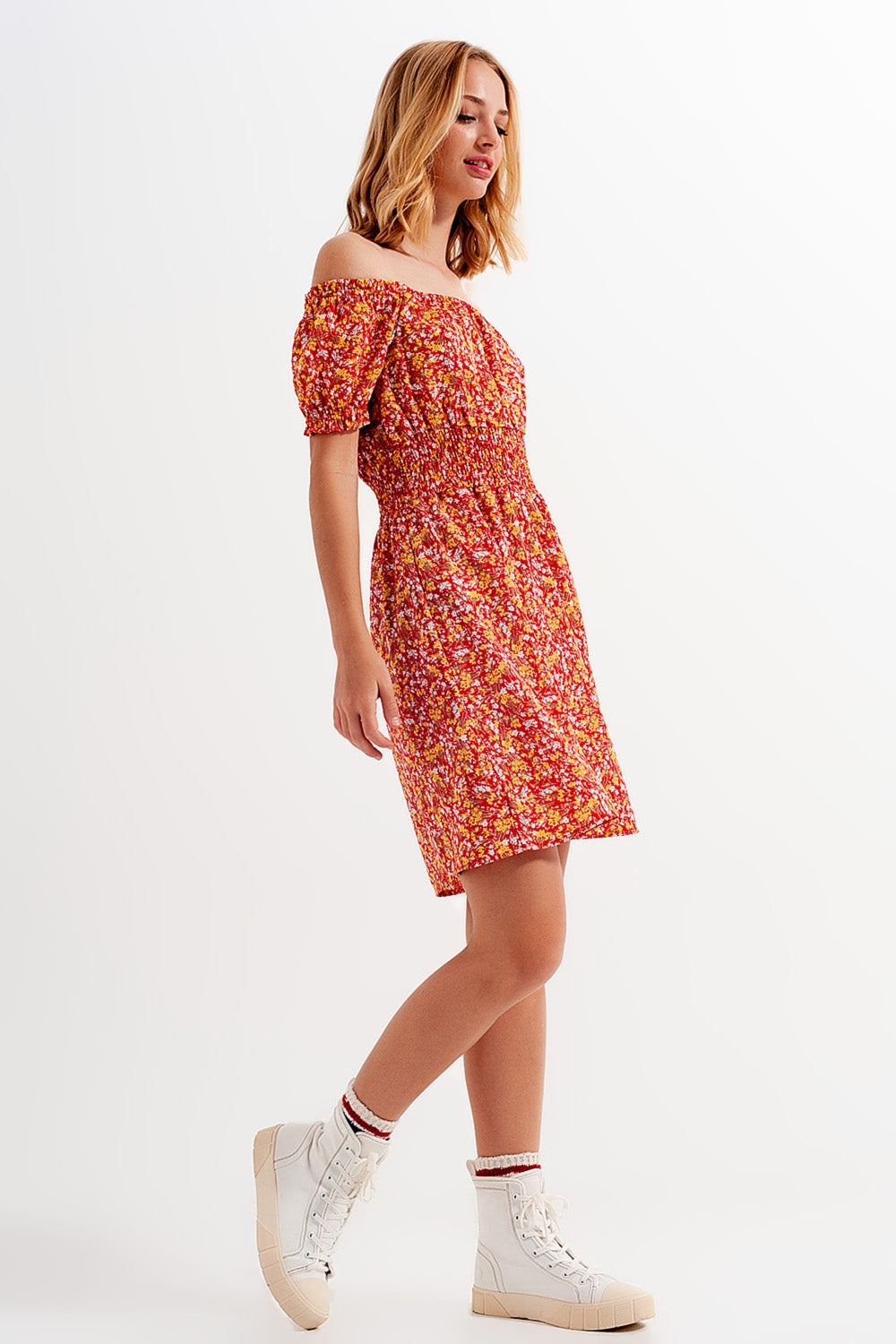 Vestido curto com detalhe franzido em estampado floral vermelho