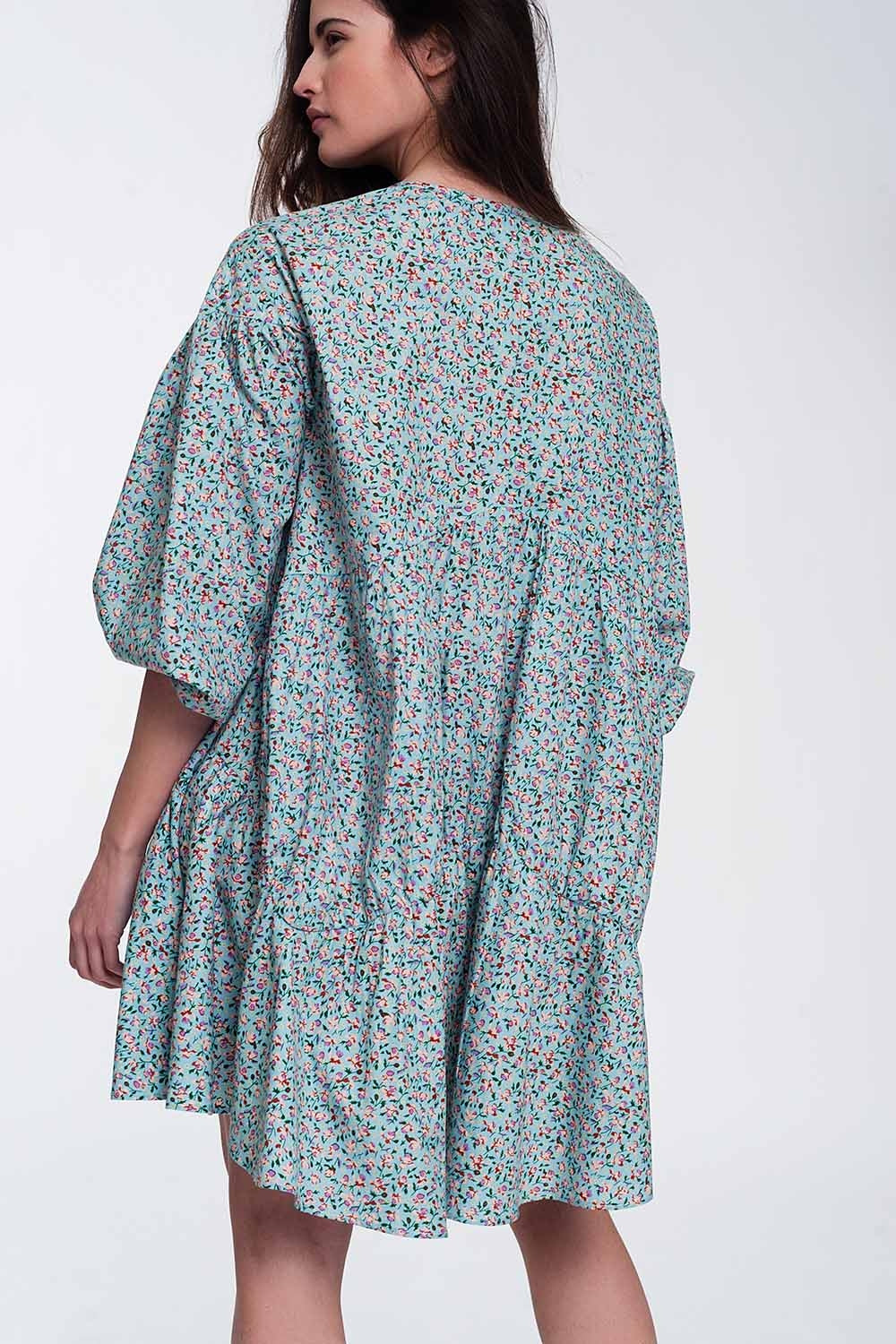 Vestido curto estilo bata com mangas abalonadas em estampado floral