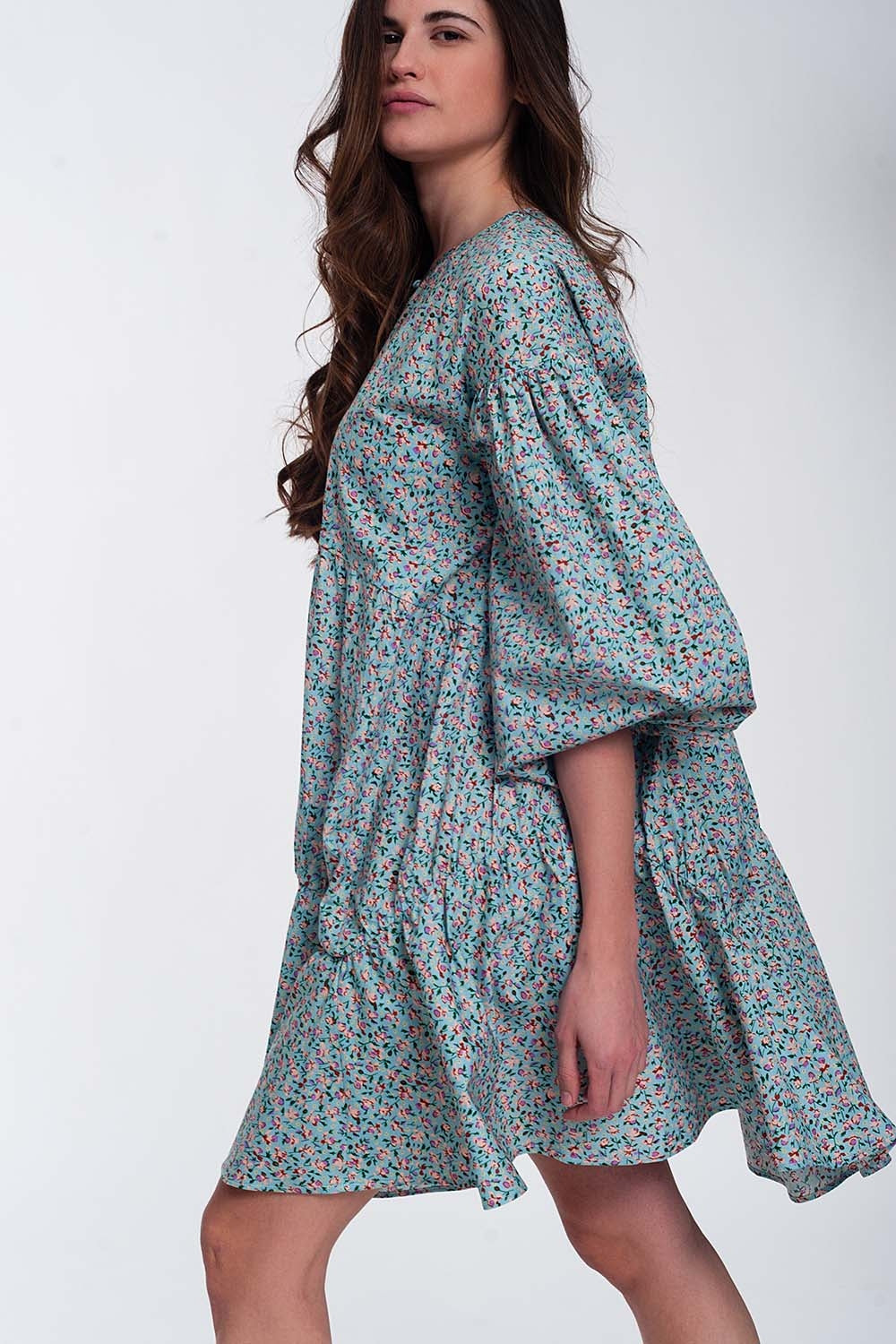 Vestido curto estilo bata com mangas abalonadas em estampado floral