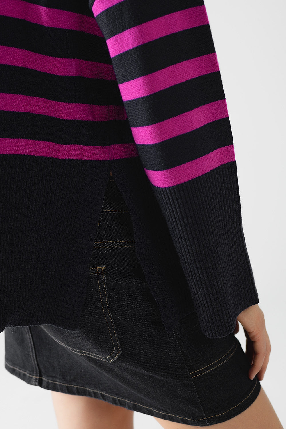 Marineblauwe oversized trui met fuchsia strepen en splitten aan de zijkant