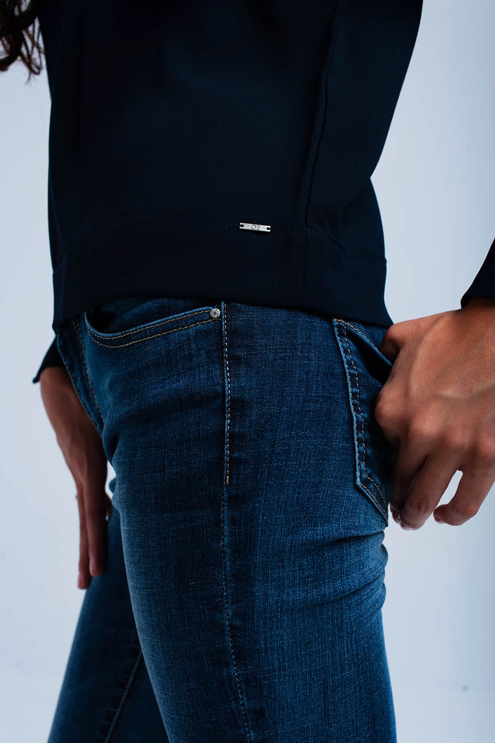 Camisa azul marinho com laço lateral