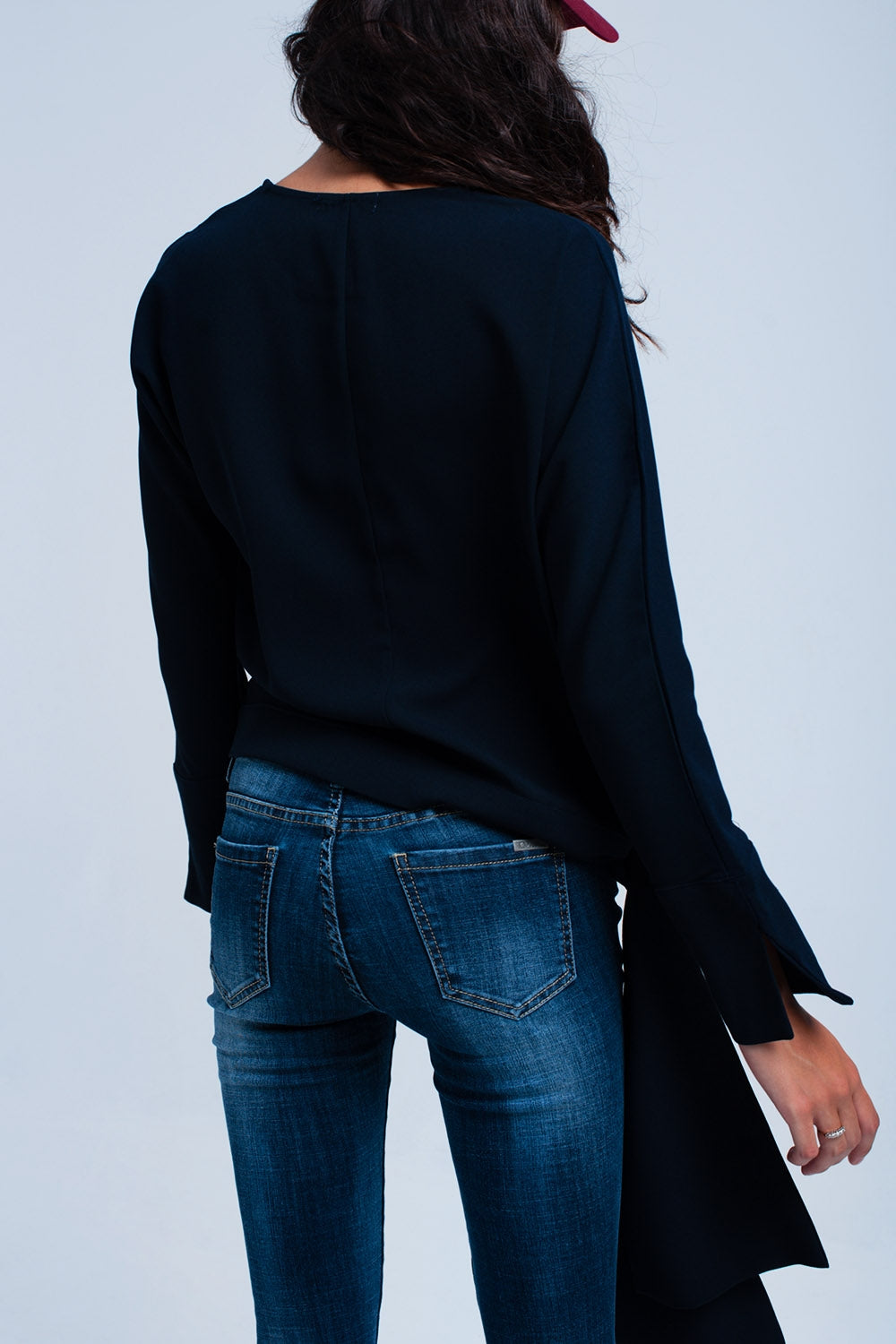 Camisa azul marinho com laço lateral