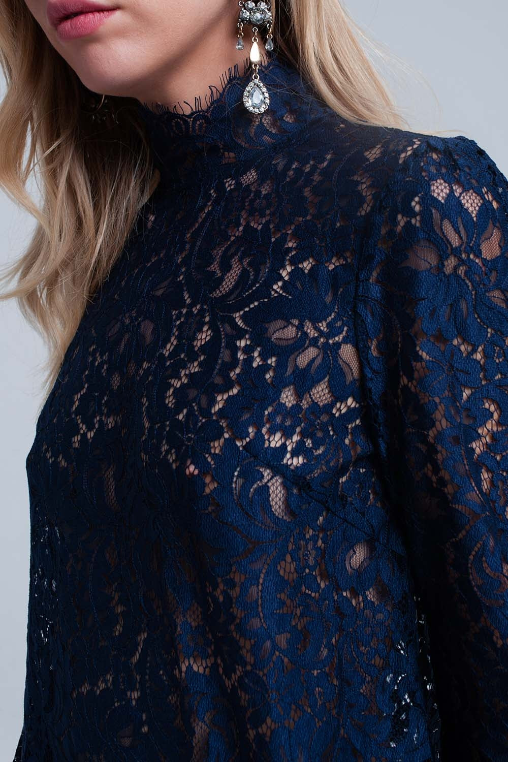 Camisa azul marinho de renda transparente