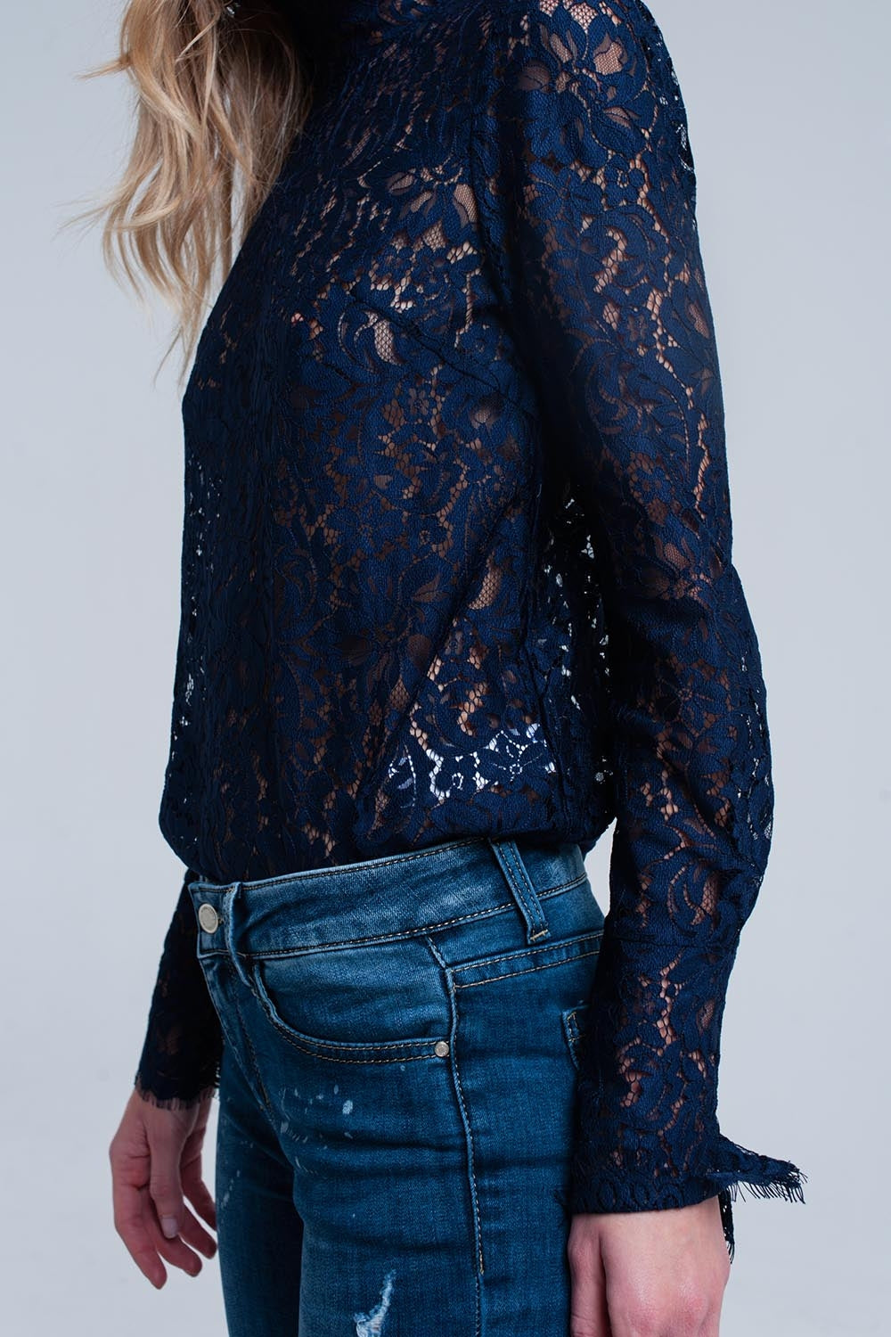Camisa azul marinho de renda transparente