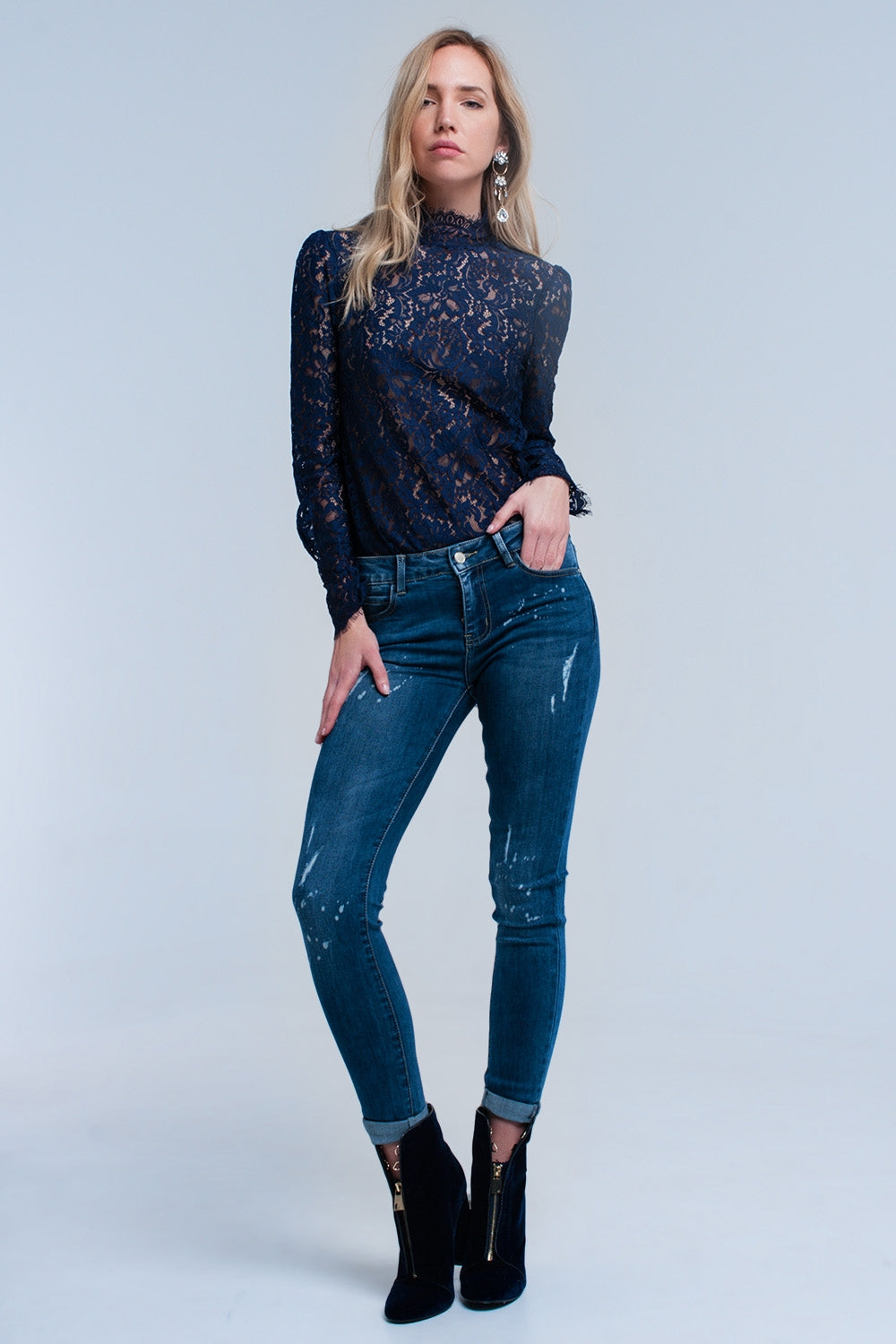 Camisa azul marinho de renda transparente