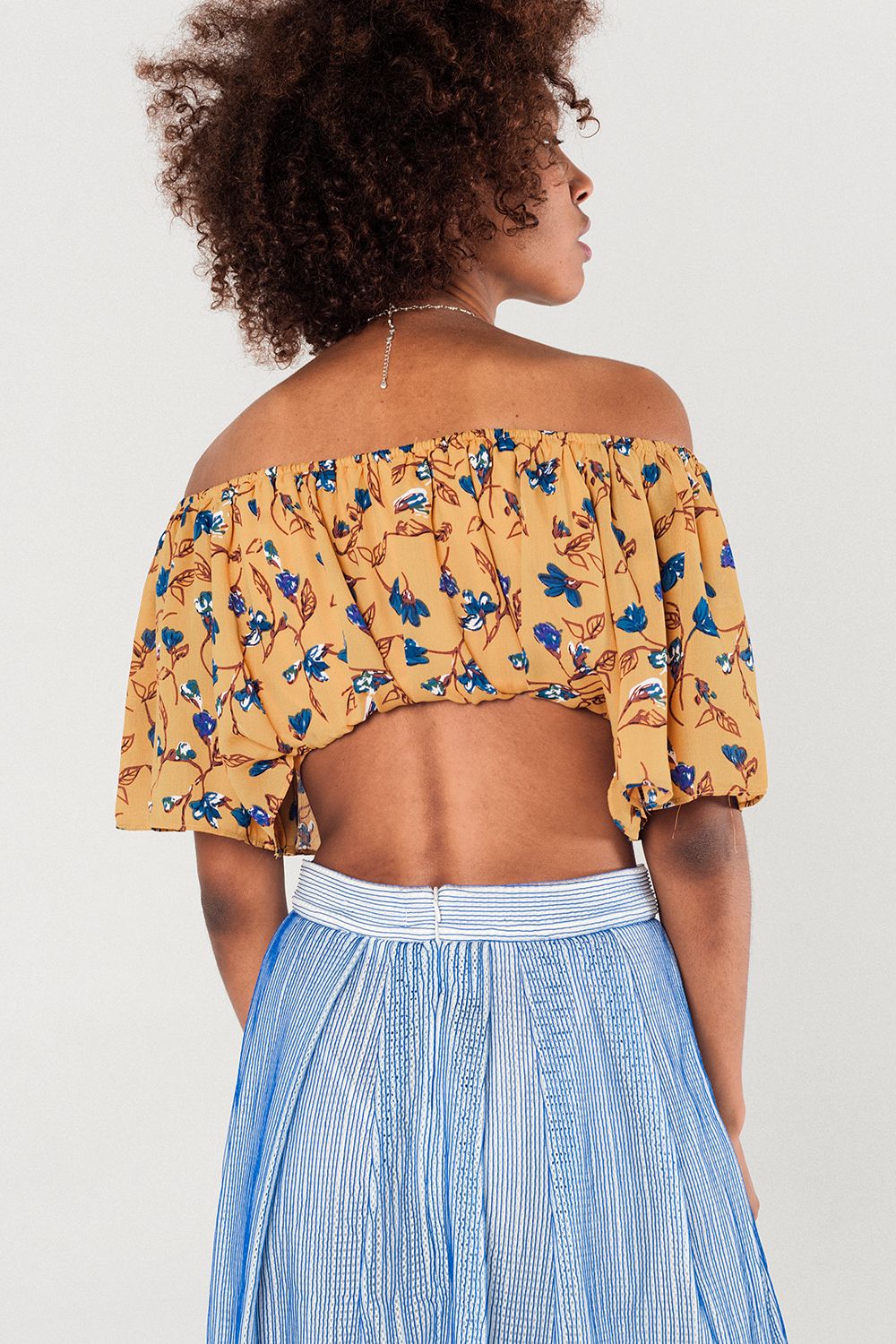 Top curto floral ombro a ombro mostarda