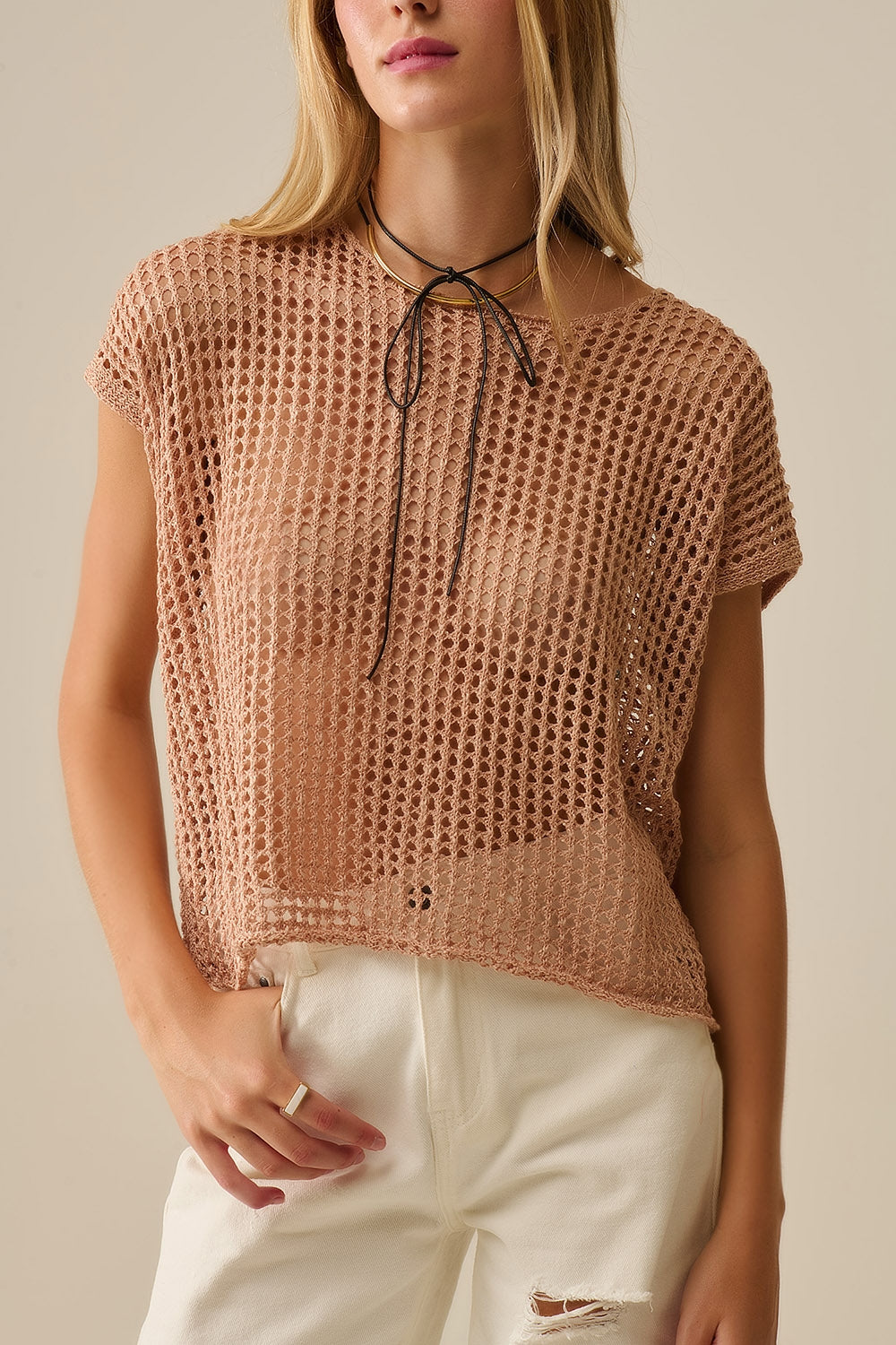 Open gebreide gehaakte top met verlaagde mouwen in camel