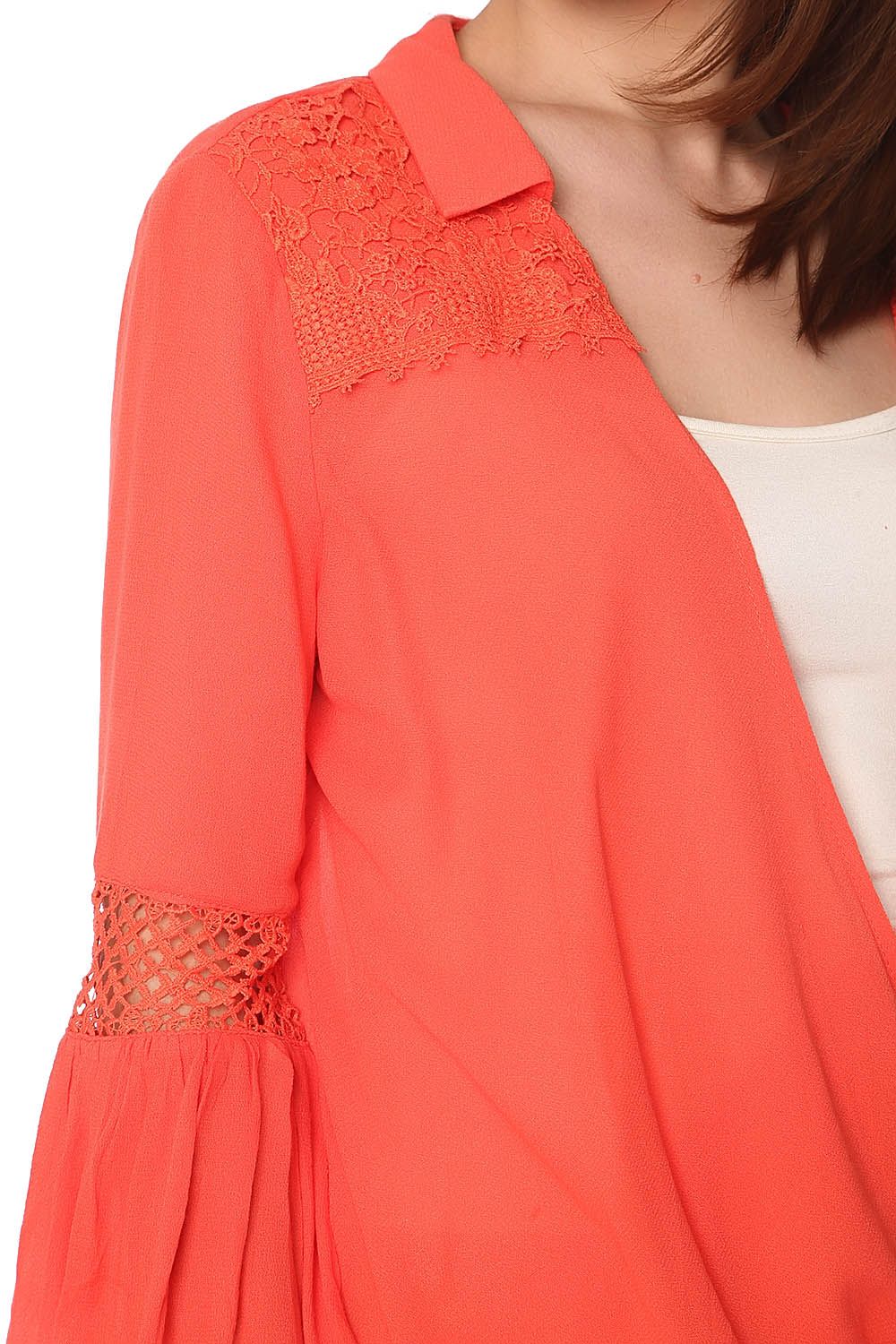Blusa laranja com frente cruzada e detalhe drapeado