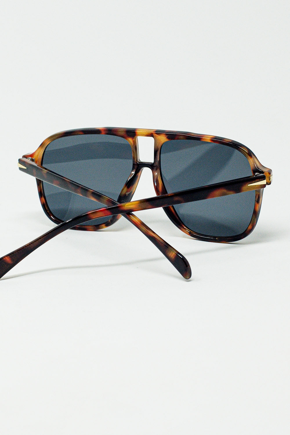 Ovale pilotenbril met rookzwarte lens in schildpadmotief