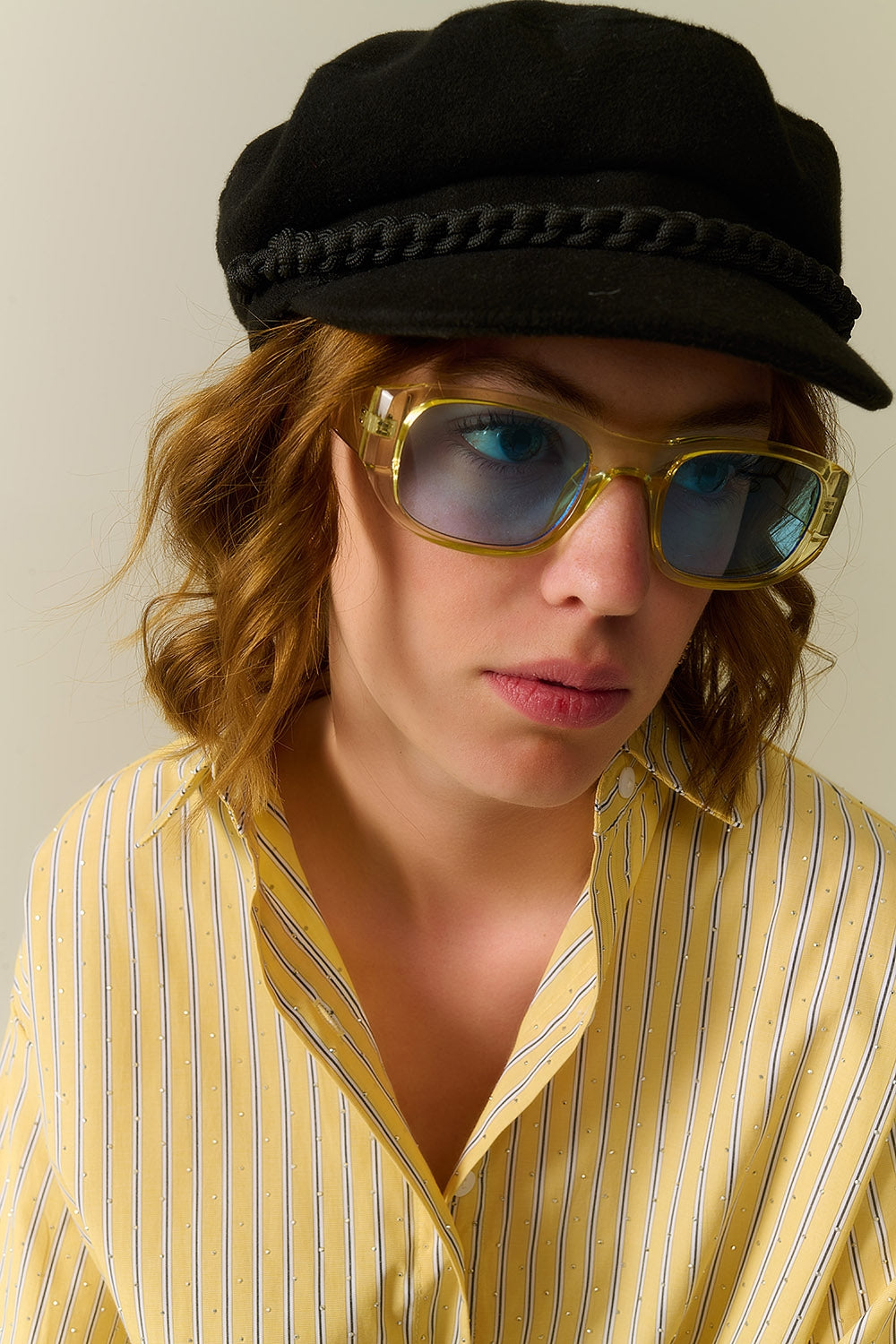 Óculos de sol ovais com armação transparente de alto brilho em amarelo