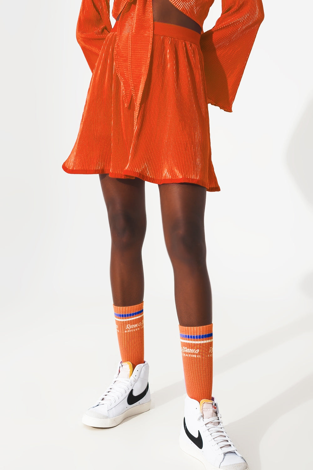 Pleated short skirt in orange