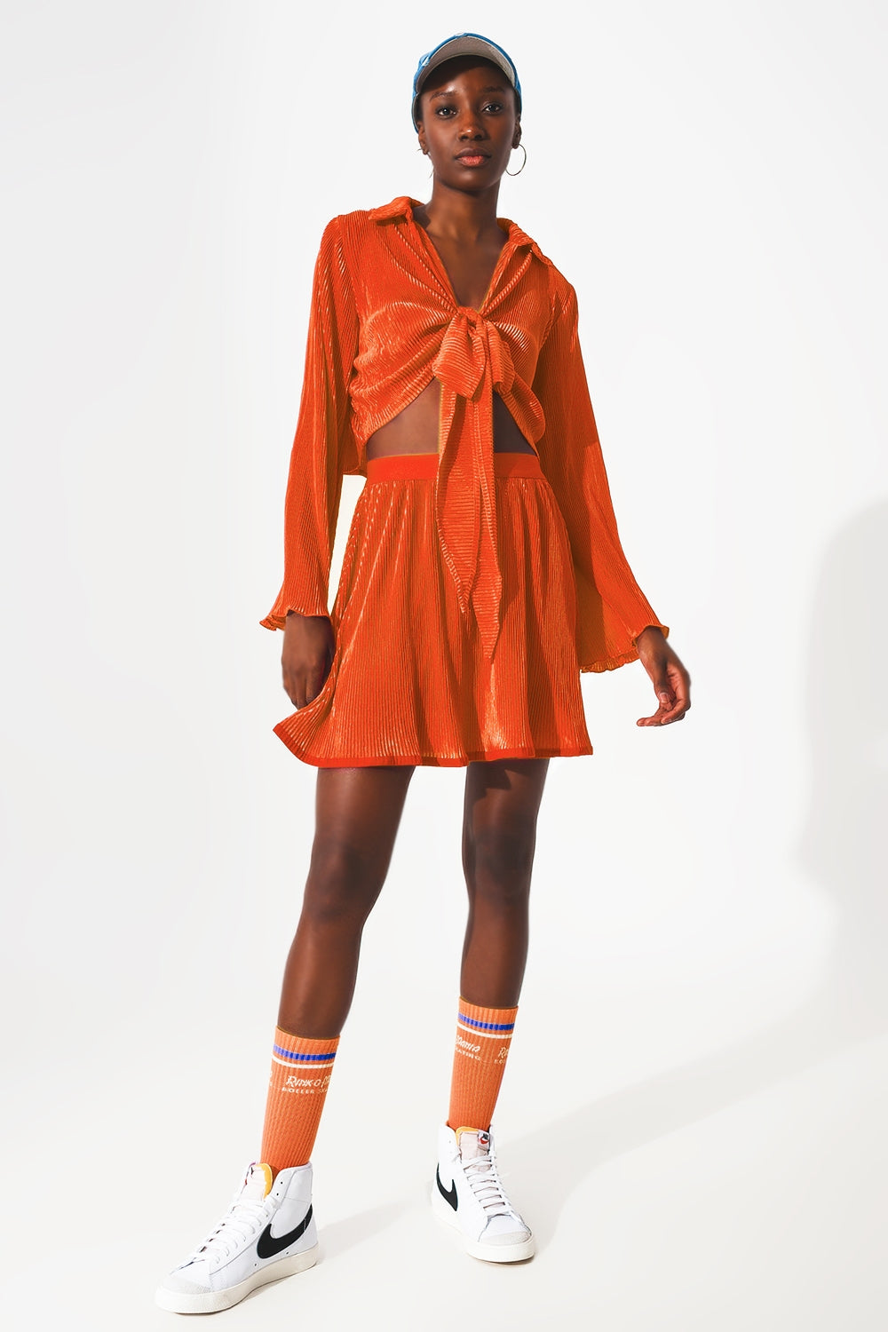 Pleated short skirt in orange
