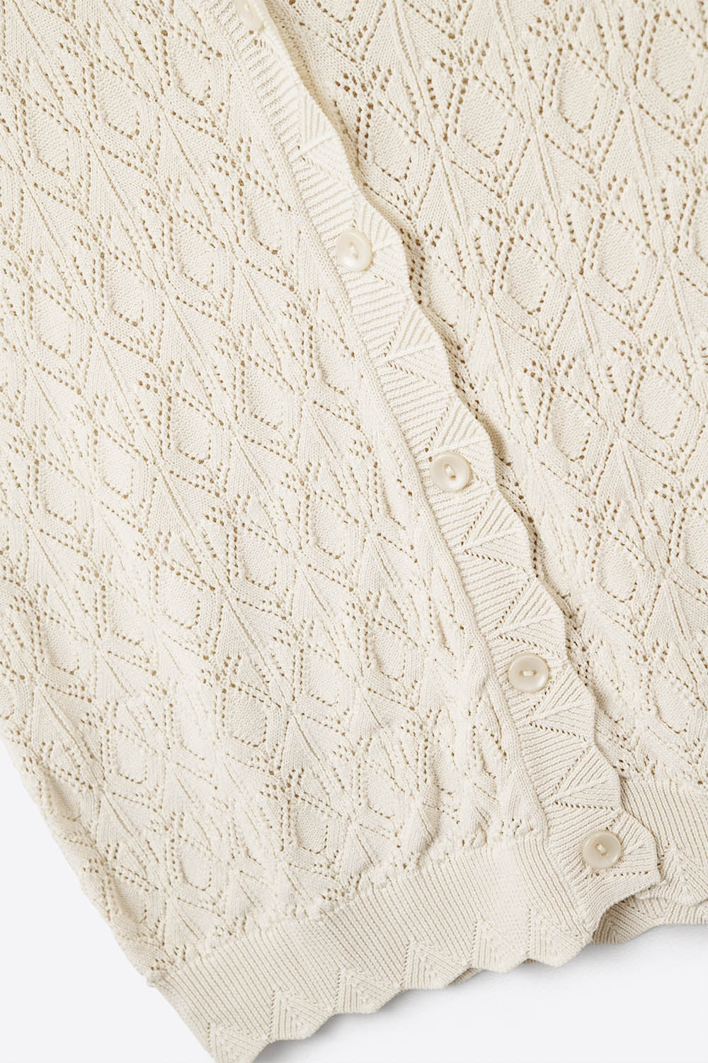 Colete de malha Pointelle com bordas recortadas em bege