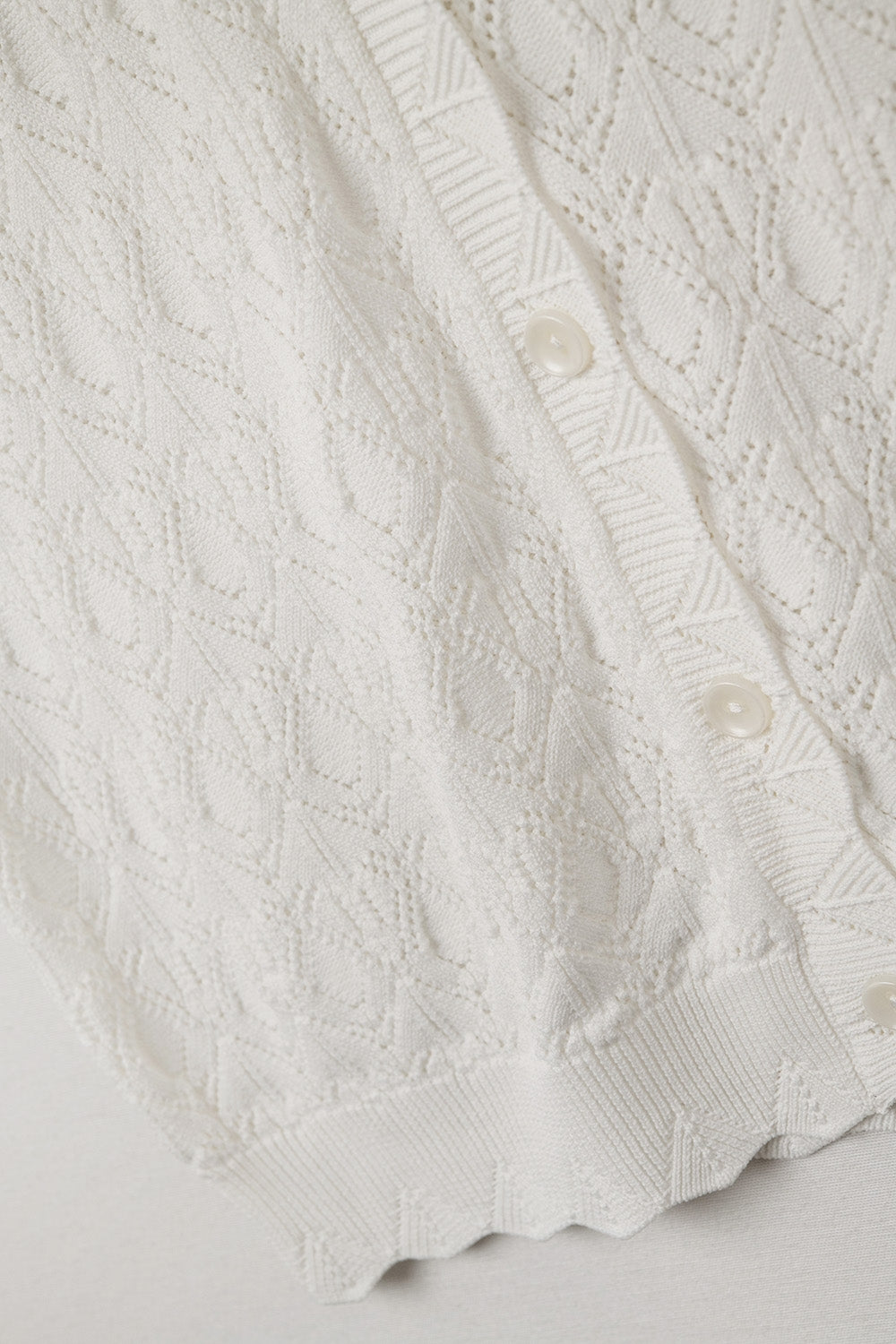 Pointelle gebreid vest met geschulpte randen in wit