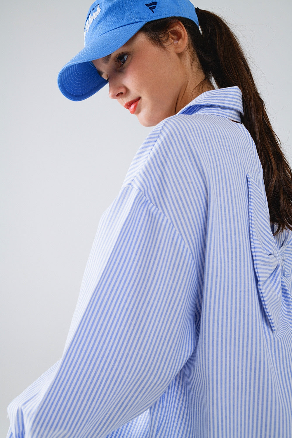 Camisa oversize às riscas em popelina com detalhe de laço em azul e branco