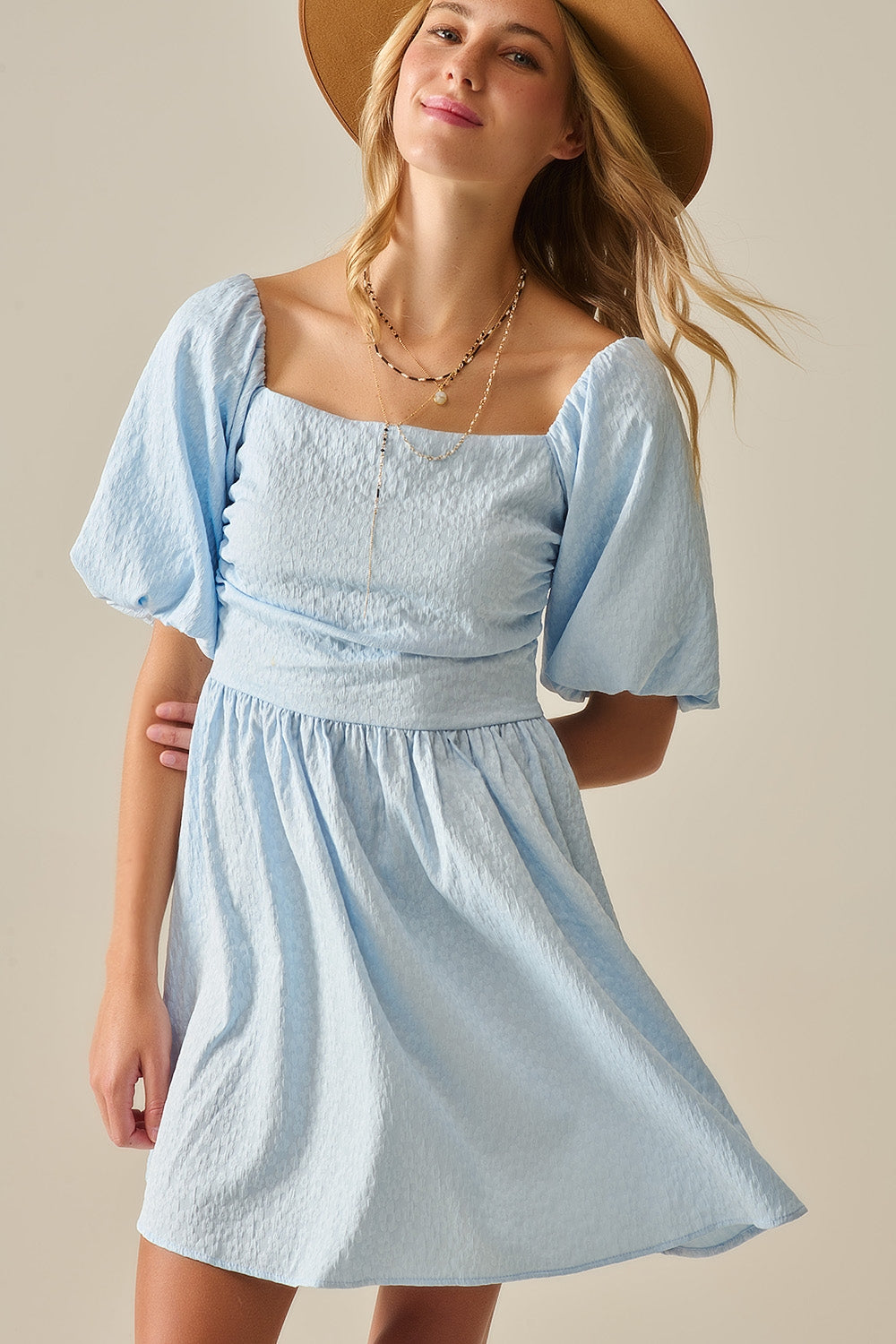 Vestido curto texturizado com manga abalonada em azul claro