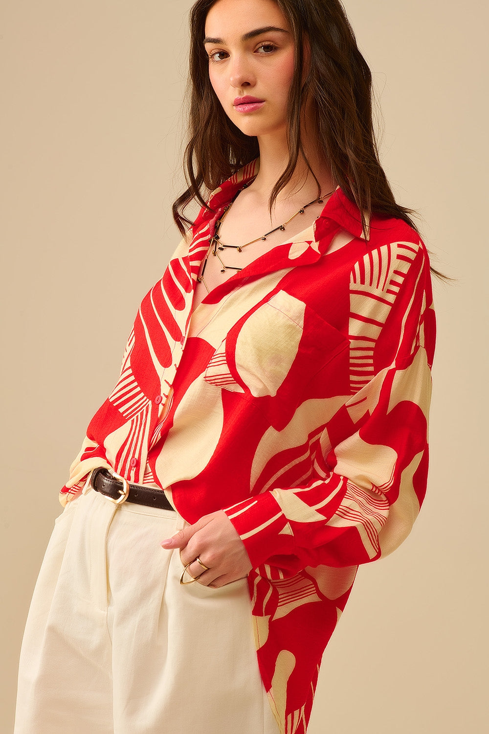 Polo vermelho com estampa abstrata