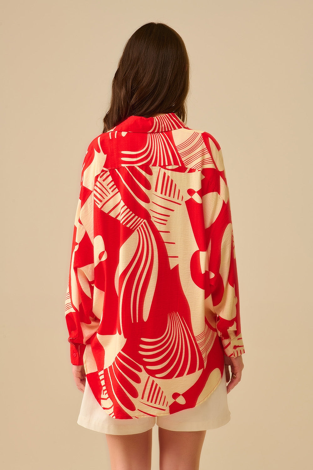 Polo vermelho com estampa abstrata