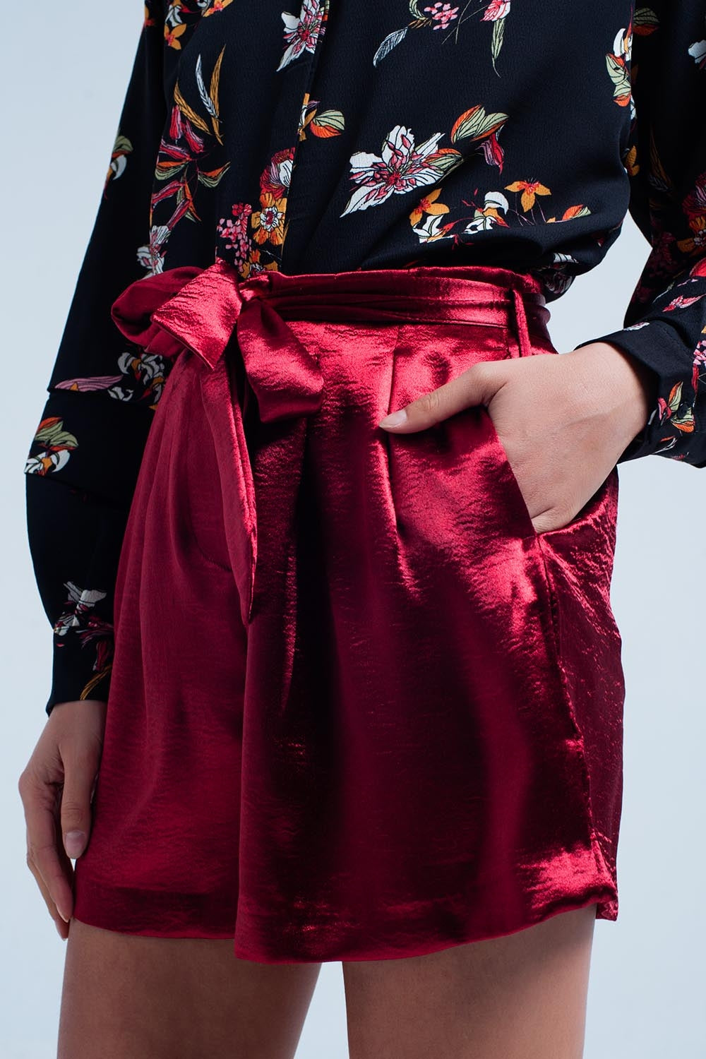 Calções de cetim vermelho com atilhos na cintura