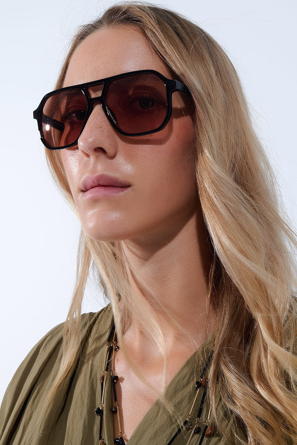 Óculos de sol estilo retro com armação preta e lentes laranja