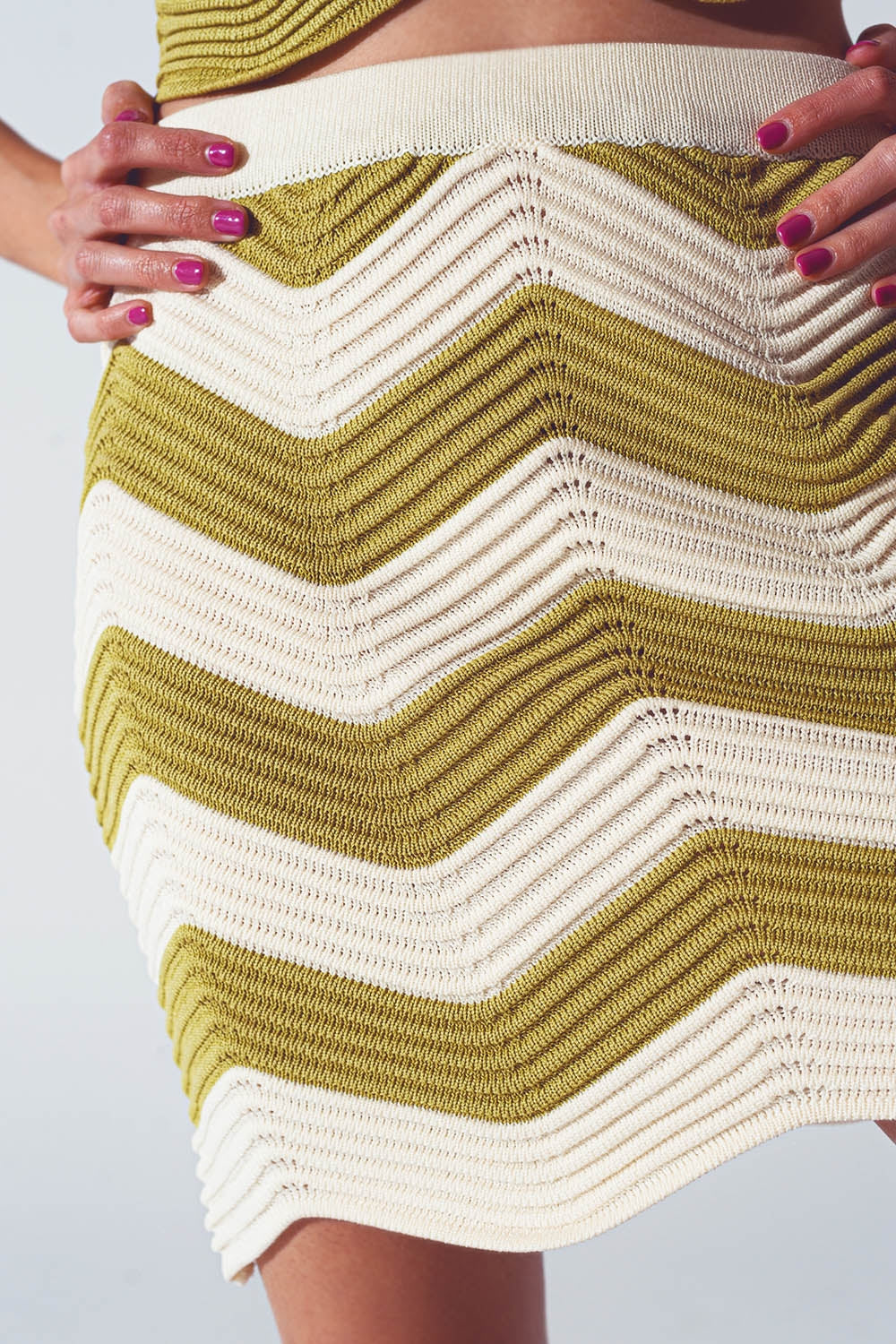 Mini saia de malha canelada em branco e verde