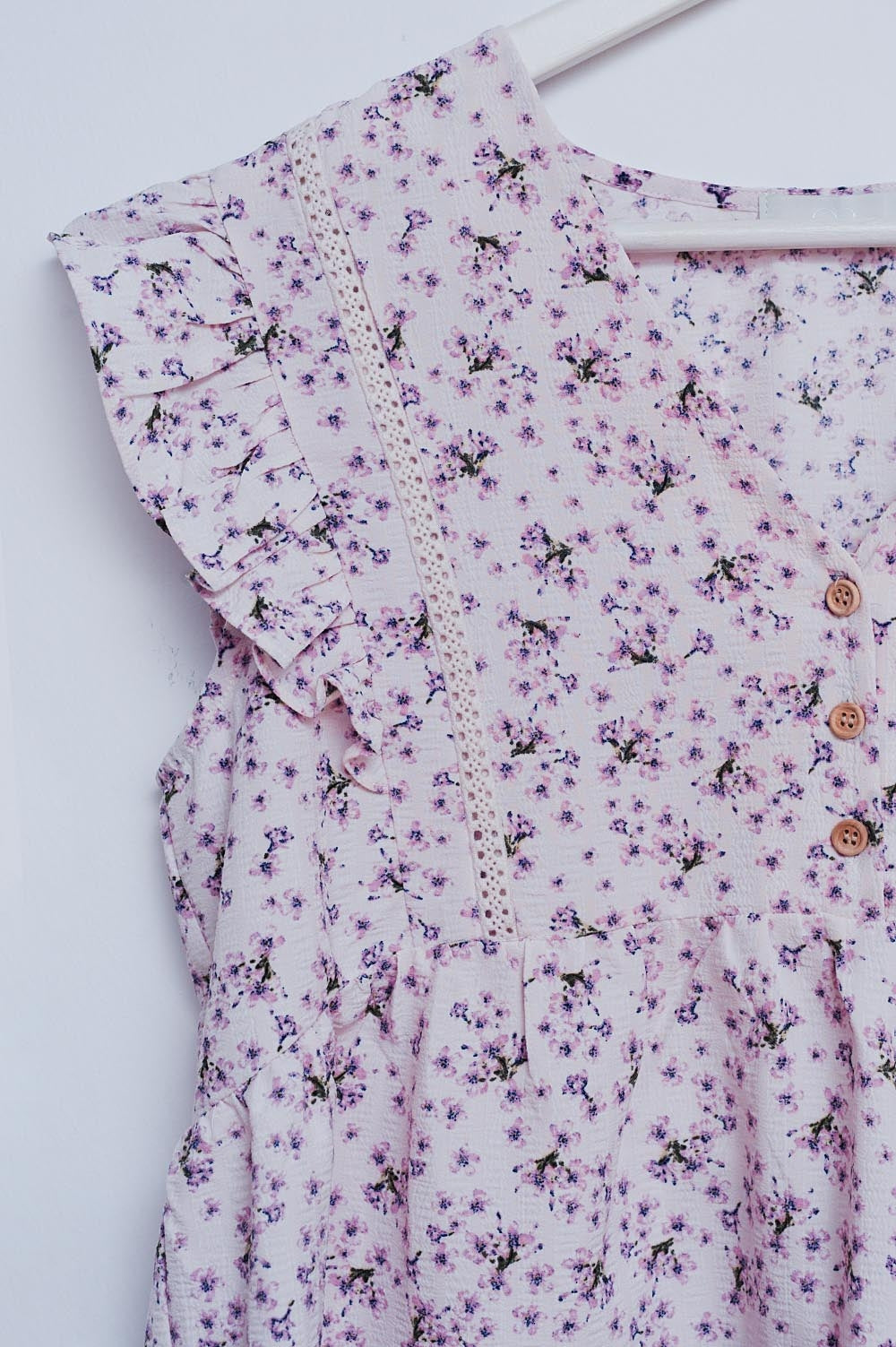 Blusa com detalhe de folhos em lilás