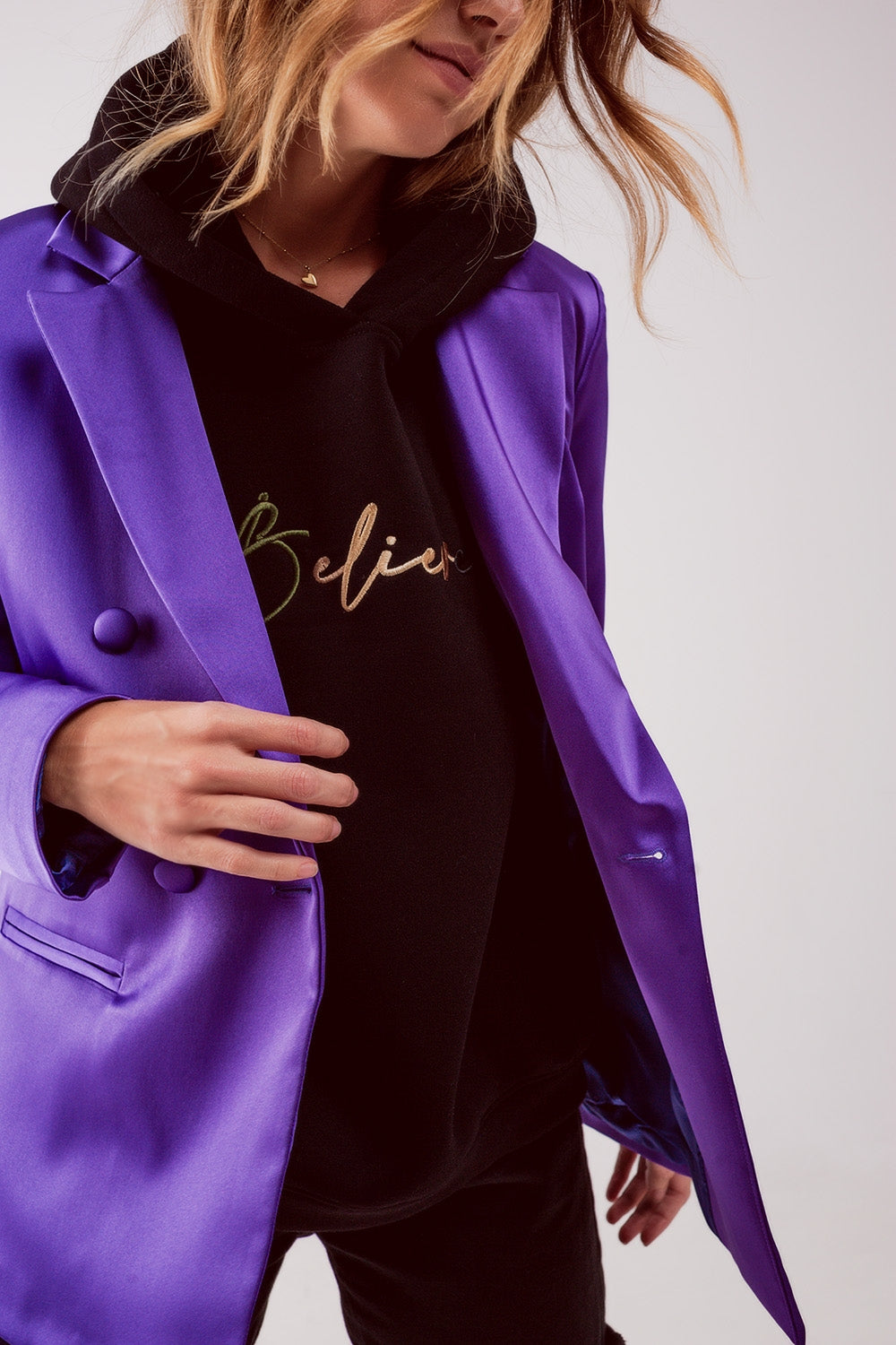 Blazer trespassado em cetim feito à medida em roxo
