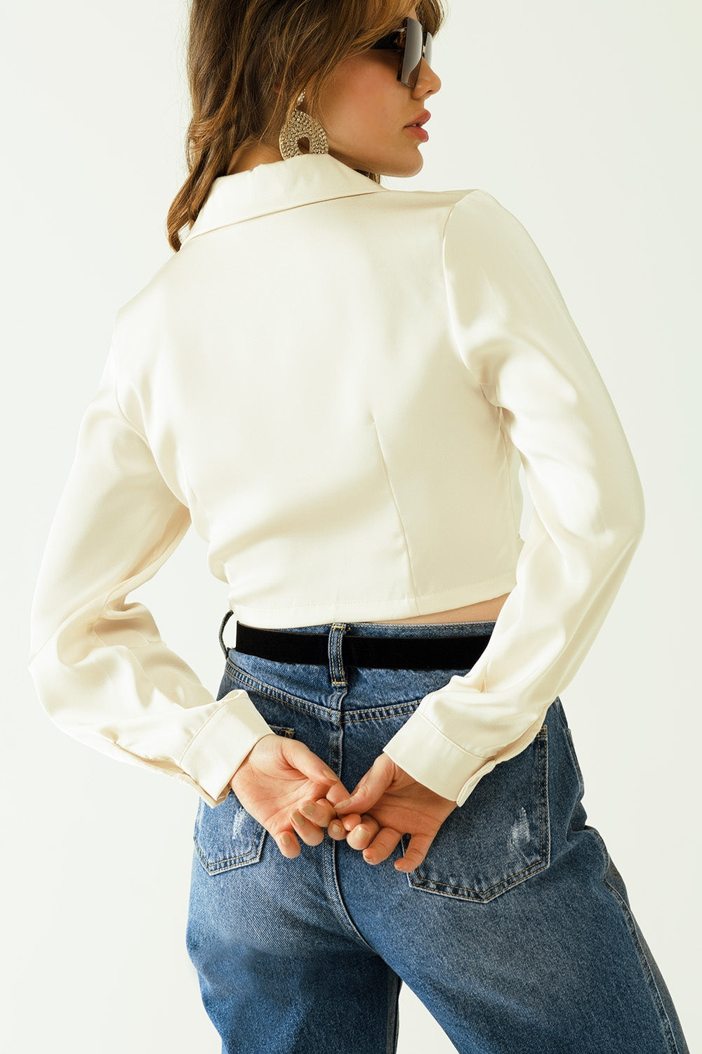 Top curto em cetim com decote em V creme, mangas compridas e bolsos frontais