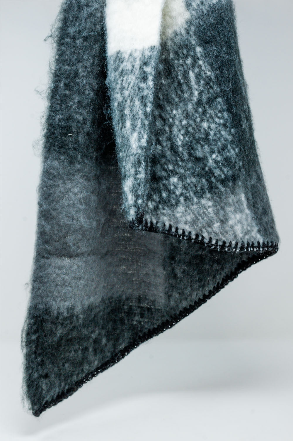 Scarf in black and white