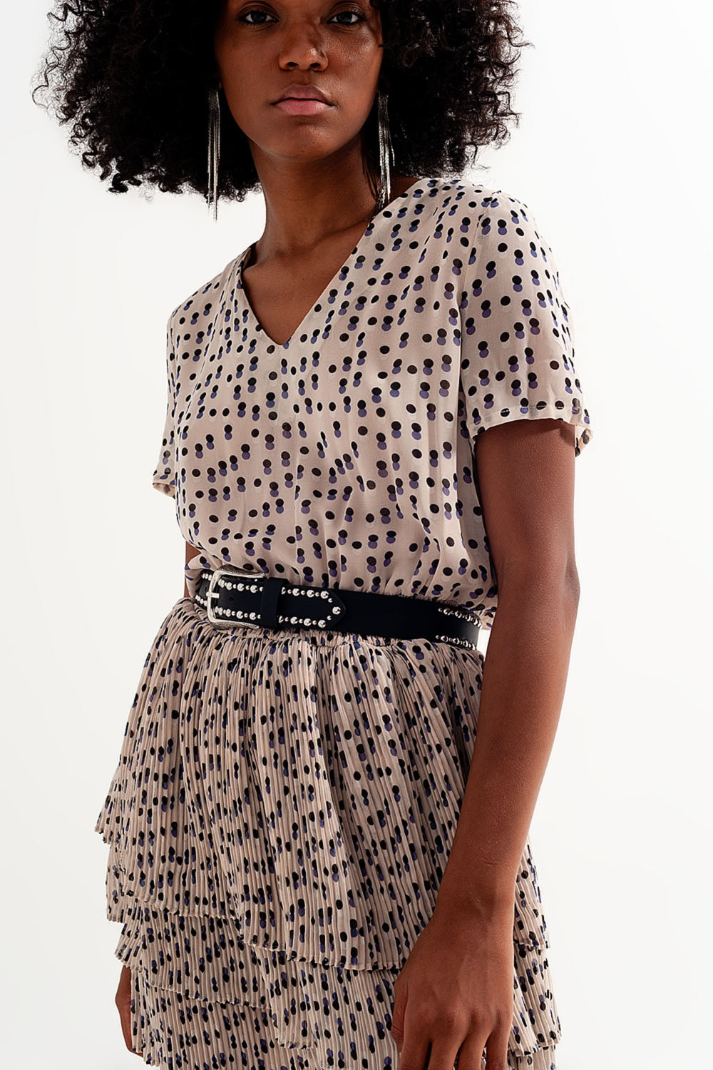 Vestido curto franzido com peplum em creme